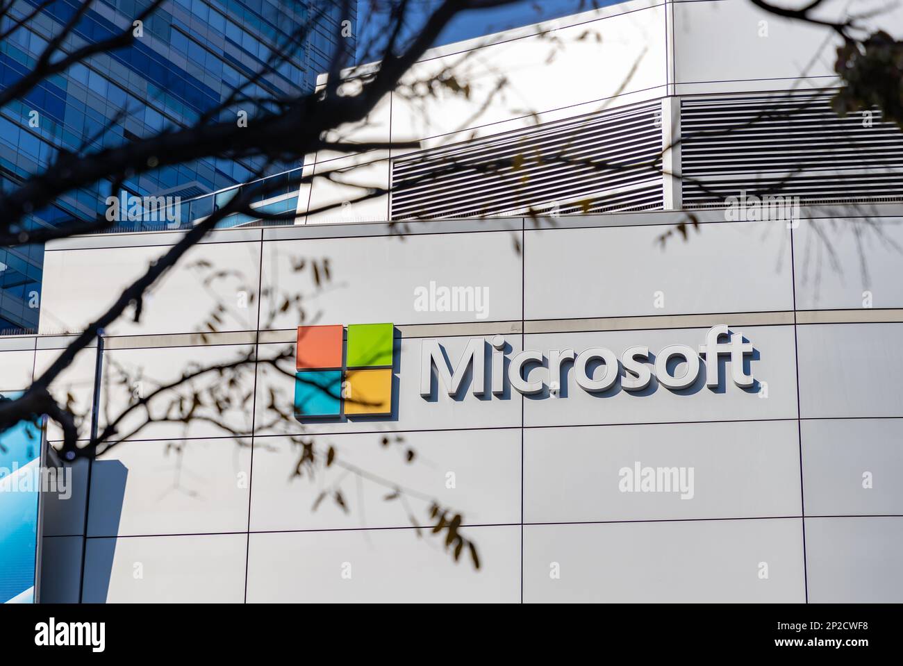Ein Bild des Microsoft-Zeichens an der Fassade des Microsoft Theater. Stockfoto