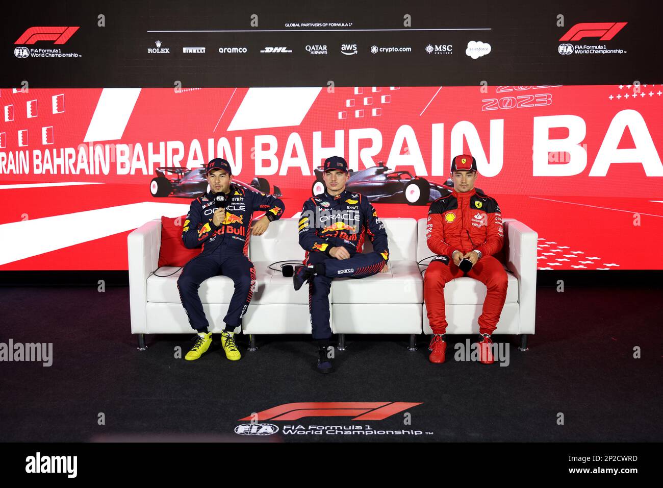 Sakhir, Bahrain. 4. März 2023. (L bis R): Sergio Perez (MEX) Red Bull Racing; Max Verstappen (NLD) Red Bull Racing; und Charles Leclerc (MON) Ferrari, nach der Qualifizierung der FIA-Pressekonferenz. 04.03.2023. Formel-1-Weltmeisterschaft, Rd 1, Bahrain Grand Prix, Sakhir, Bahrain, Qualifikationstag. Das Foto sollte wie folgt lauten: XPB/Press Association Images. Kredit: XPB Images Ltd/Alamy Live News Stockfoto