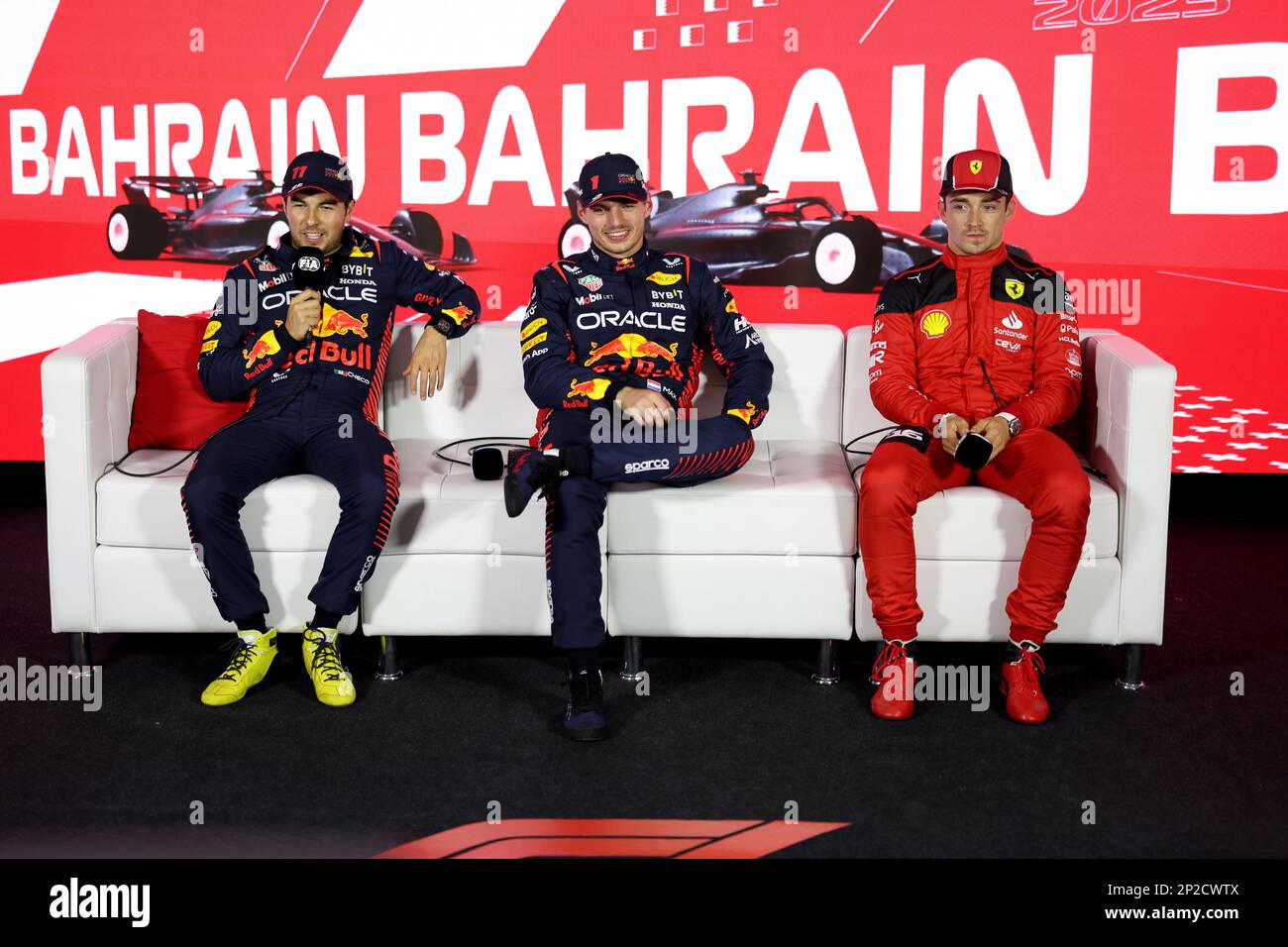 Sakhir, Bahrain. 4. März 2023. (L bis R): Sergio Perez (MEX) Red Bull Racing; Max Verstappen (NLD) Red Bull Racing; und Charles Leclerc (MON) Ferrari, nach der Qualifizierung der FIA-Pressekonferenz. 04.03.2023. Formel-1-Weltmeisterschaft, Rd 1, Bahrain Grand Prix, Sakhir, Bahrain, Qualifikationstag. Das Foto sollte wie folgt lauten: XPB/Press Association Images. Kredit: XPB Images Ltd/Alamy Live News Stockfoto