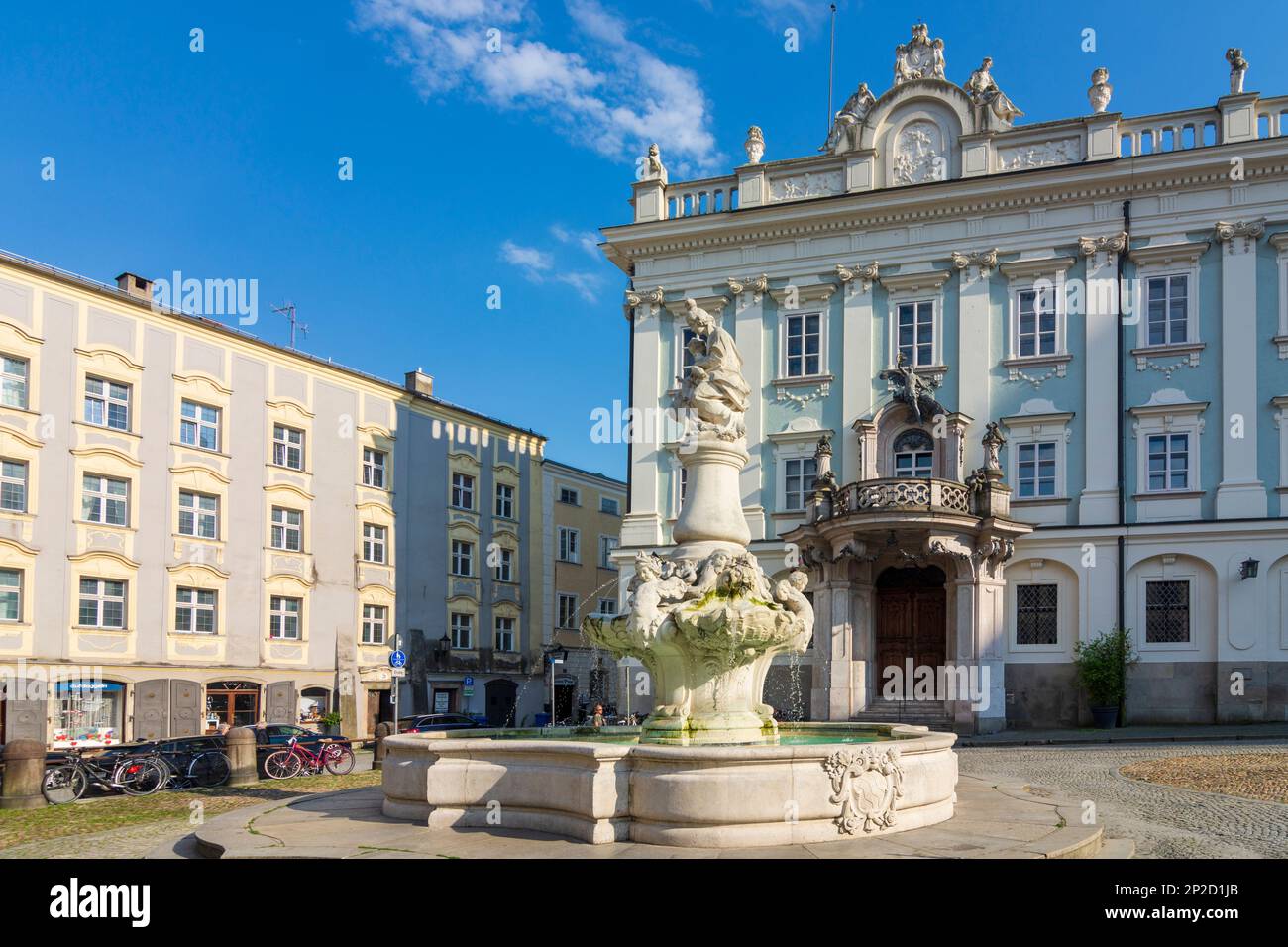 Passau: Platz Residenzplatz, Neue Bischöfische Residenz, Brunnen Wittelsbacherbrunnen, Altstadt Niederbayern, Niederbayern Stockfoto