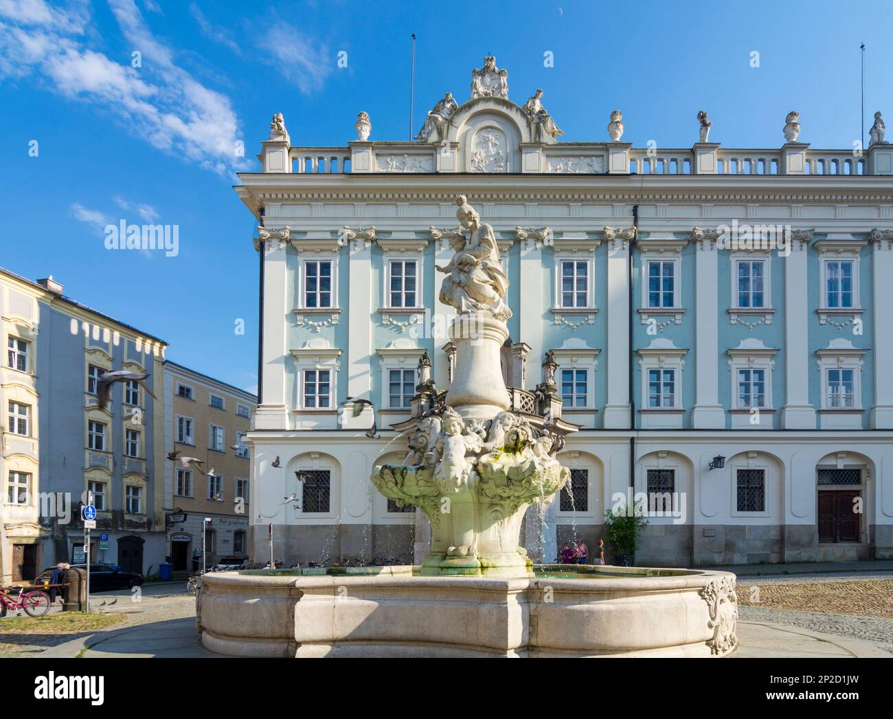 Passau: Platz Residenzplatz, Neue Bischöfische Residenz, Brunnen Wittelsbacherbrunnen, Altstadt Niederbayern, Niederbayern Stockfoto