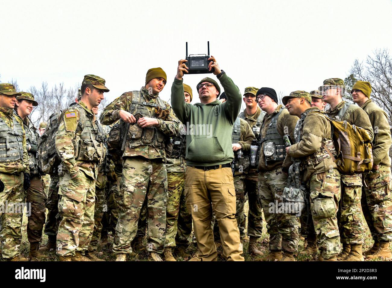 Soldaten des 1-181. Field Artillery Battalion der Tennessee National Guard und Mitglieder der Tennessee State Guard hören Anweisungen zu unbemannten Luftfahrzeugen von Jeff Hardy, Director of Emergency Management in Maury County im SAREX 23 im Pickett State Park bei Jamestown, TN, 7. Januar 2023. Die Multi-Agency-Gruppe arbeitete im Rahmen einer Ausbildungsübung mit anderen militärischen und zivilen Organisationen an der Ortung, Ortung und Evakuierung vermisster Personen, um Partnerschaften in einem gemeinsamen Umfeld zu stärken. Stockfoto