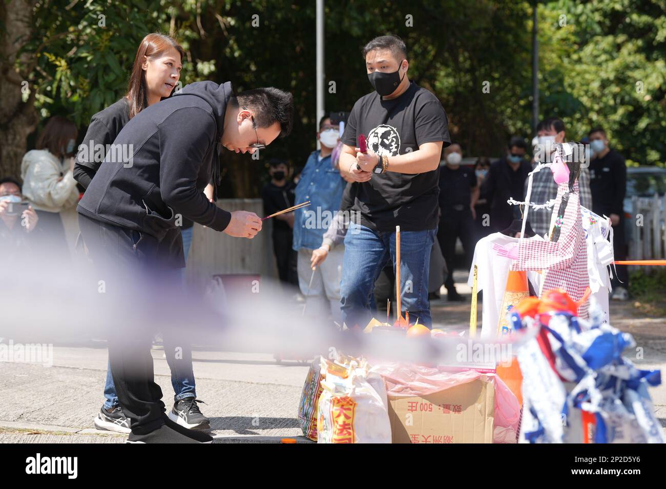 Chris Tam, Partner von Abby Choi Tin-fung, trauert um die Gesellschaft am Tatort im Dorf Lung Mei, Tai Po. Man fand eine kopflose Leiche, die Choi sein sollte. Die Polizei vermutet, dass sie von der Familie ihres Ex-Mannes ermordet und zerstückelt wurde. 28FEB23 SCMP / Elson Li Stockfoto