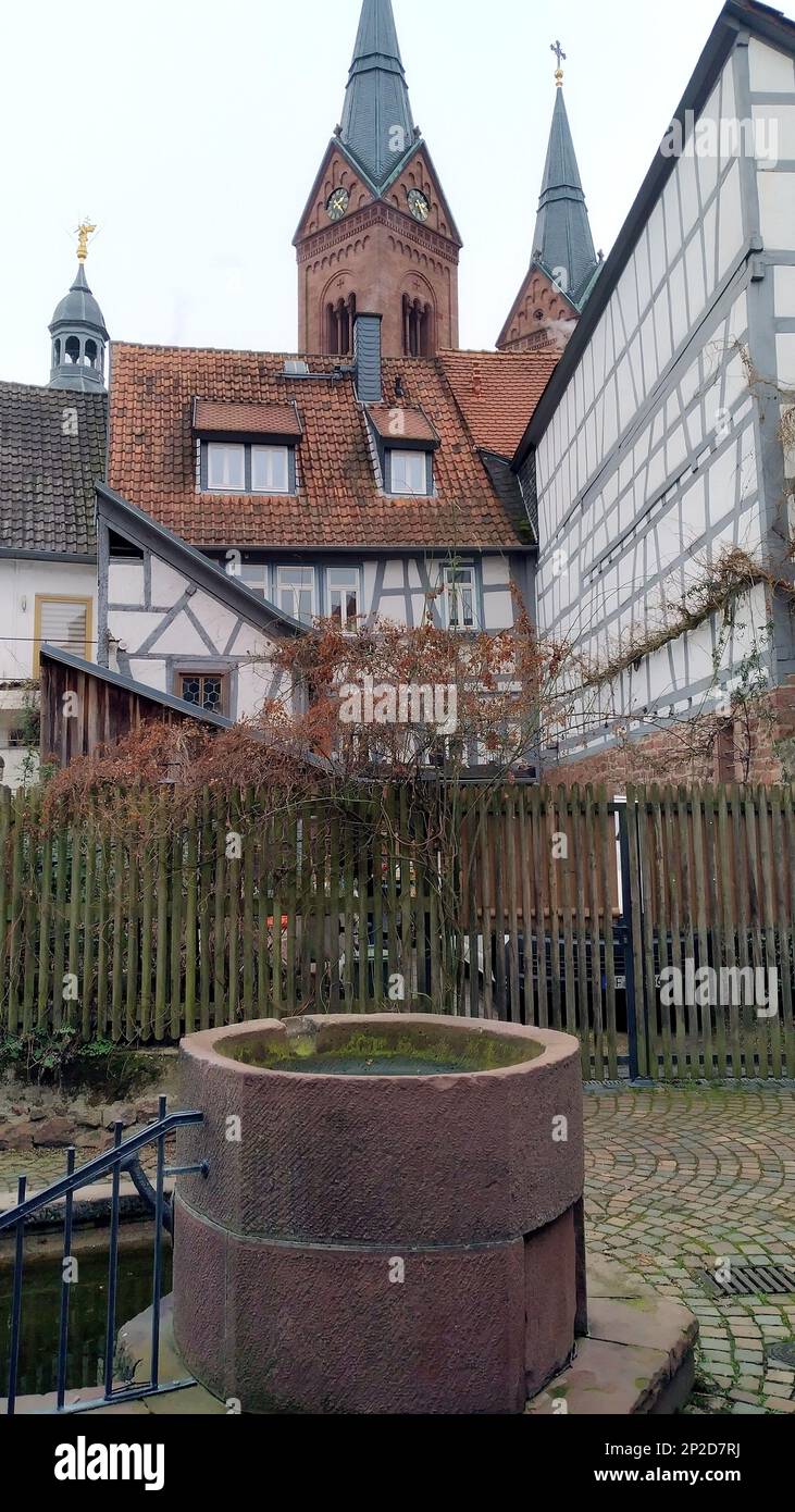 Roter Brunnen, Brunnen aus rotem Sandstein im Herzen der Altstadt, Seligenstadt, Deutschland Stockfoto