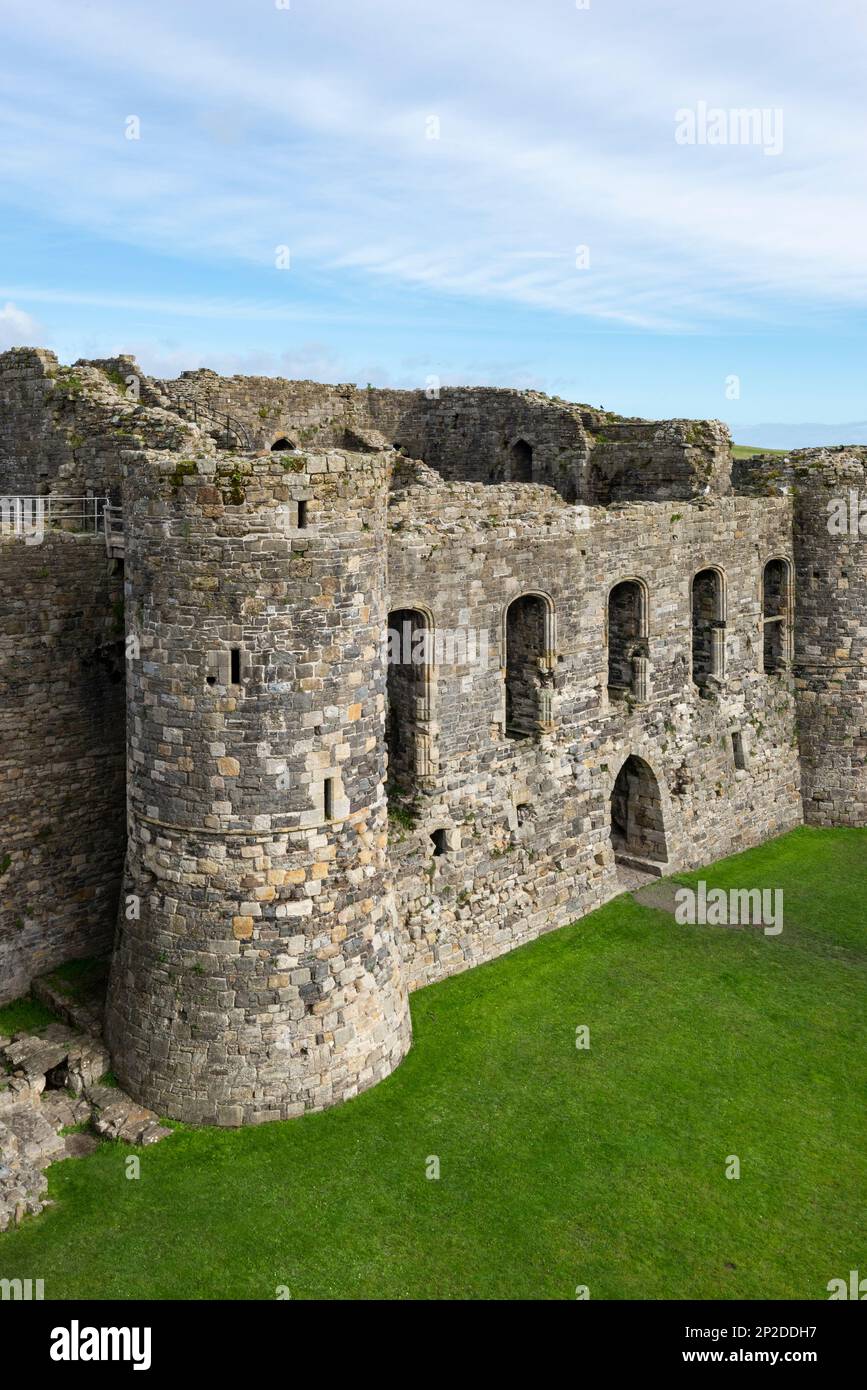 North Gatehouse und Inner ward of Beaumaris Castle, Anglesey, Nordwales. Stockfoto