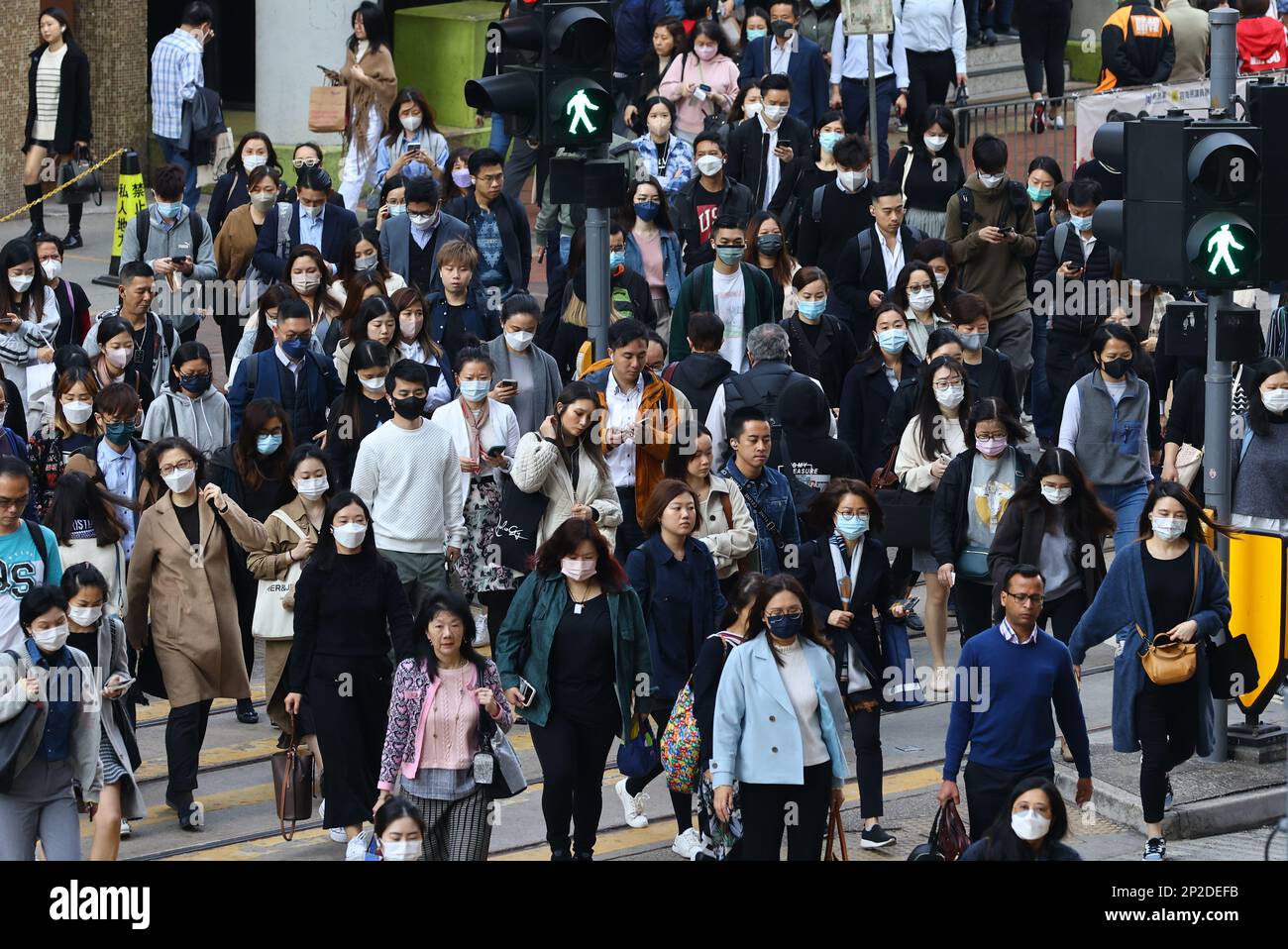 Erster Tag der Regierung Aufhebung aller obligatorischen Anforderungen an das Tragen von Masken. Foto von King's Road, Quarry Bay. MÄRZ 23. SCMP/Dickson lee Stockfoto