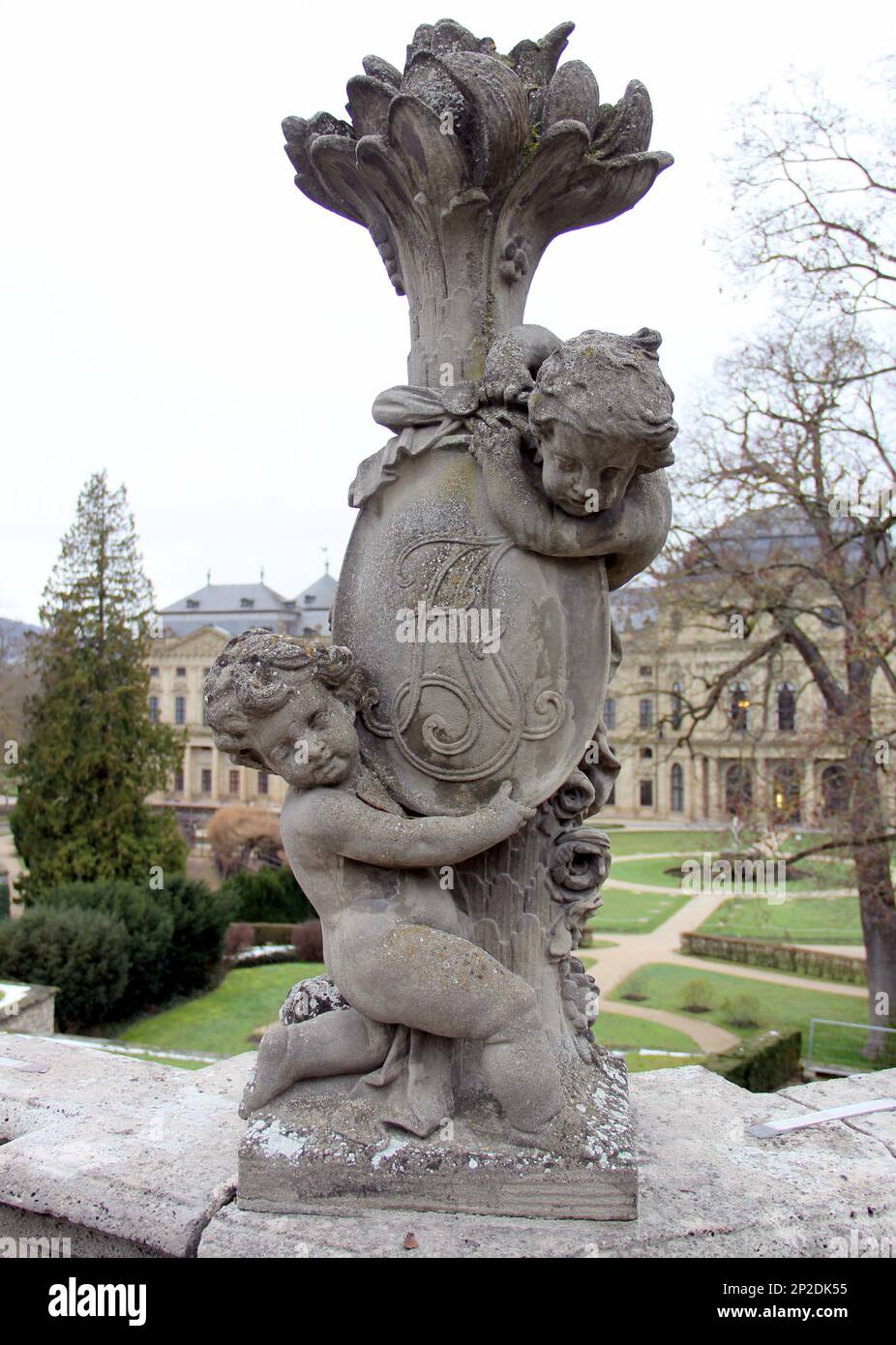 Putti-Skulptur mit einem Monogramm in den Hofgärten der Residenz, Barockpalast Prinz-Bischöfe, Würzburg, Deutschland Stockfoto