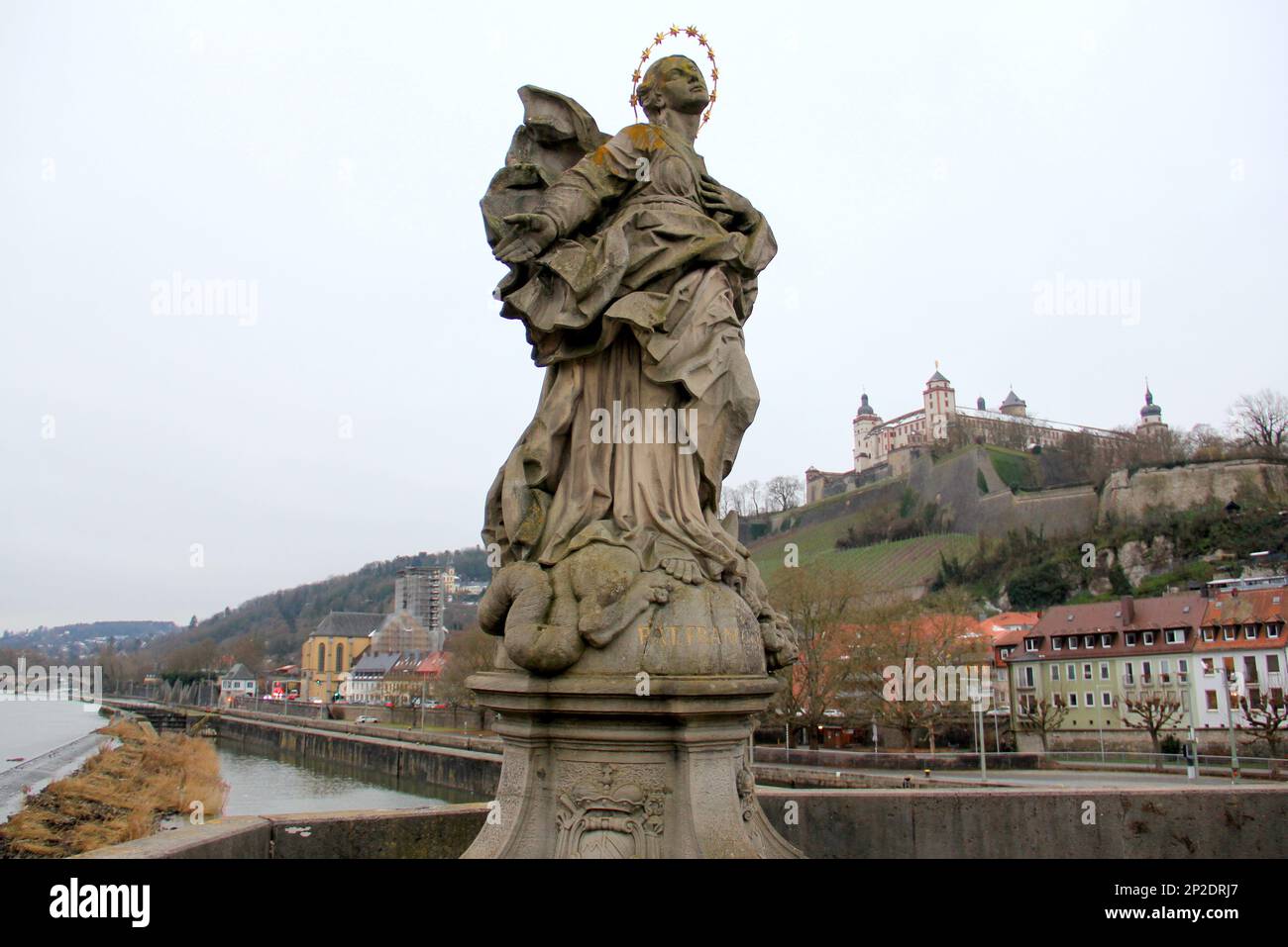 Heilige Jungfrau Maria als Patrona Franconiae, Statue auf der Alten Hauptbrücke, alte Mainbrücke, Festung Marienberg auf einem Hügel im Hintergrund, Würzburg Stockfoto