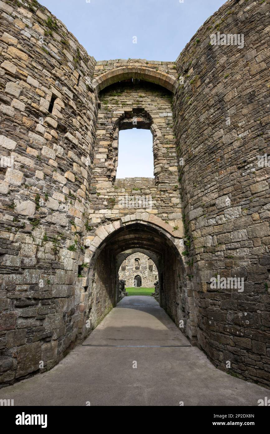 Torbogen im North Gatehouse von Beaumaris Castle, Anglesey, Nordwales. Stockfoto
