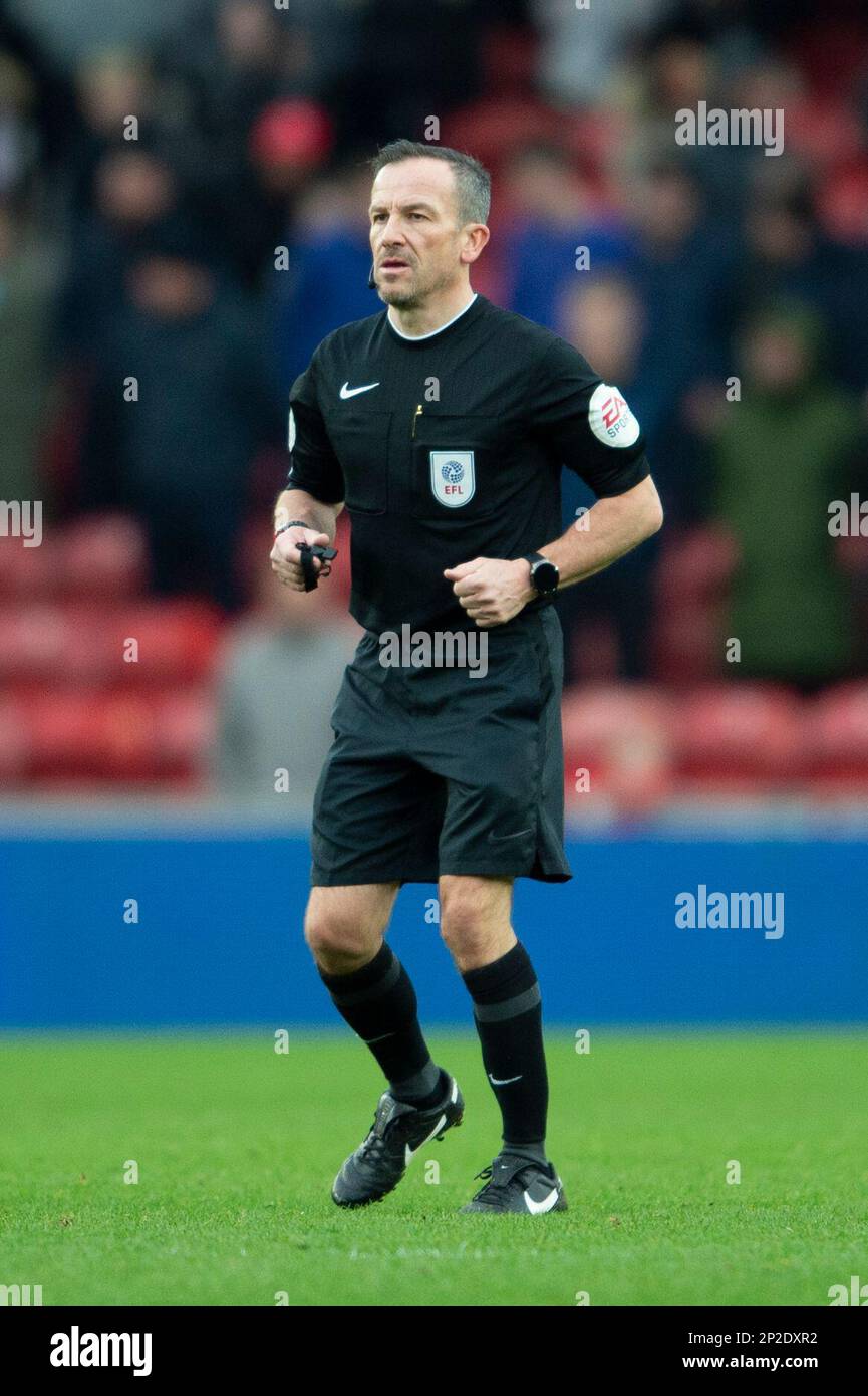 Schiedsrichter Keith Stroud während des Sky Bet Championship-Spiels zwischen Middlesbrough und Reading im Riverside Stadium, Middlesbrough, am Samstag, den 4. März 2023. (Foto: Trevor Wilkinson | MI News) Kredit: MI News & Sport /Alamy Live News Stockfoto