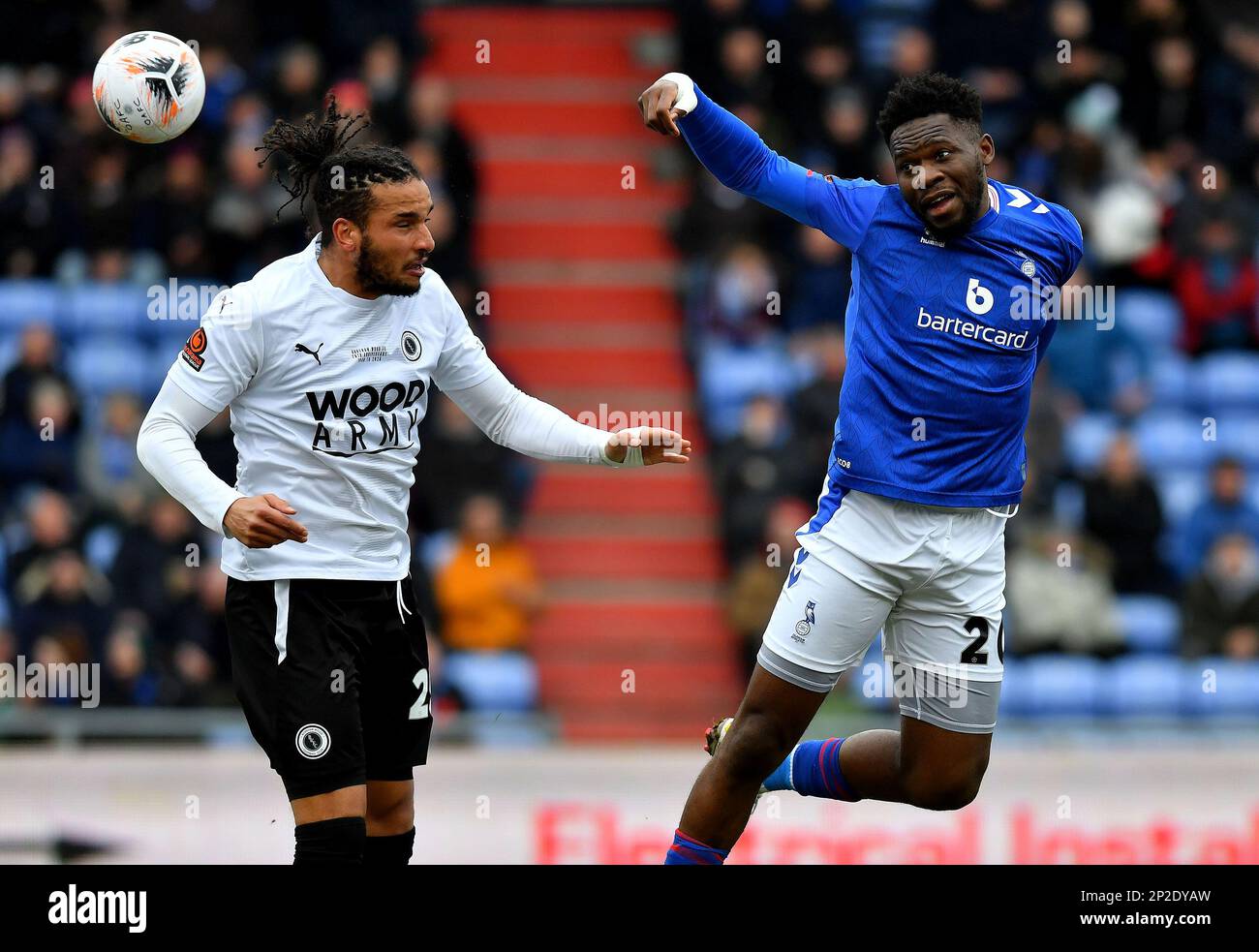 Mike Fondop vom Oldham Athletic Association Football Club tanzt mit Chris Bush vom Boreham Wood Football Club während des Spiels der Vanarama National League zwischen Oldham Athletic und Boreham Wood im Boundary Park, Oldham, am Samstag, den 4. März 2023. (Foto: Eddie Garvey | MI News) Kredit: MI News & Sport /Alamy Live News Stockfoto