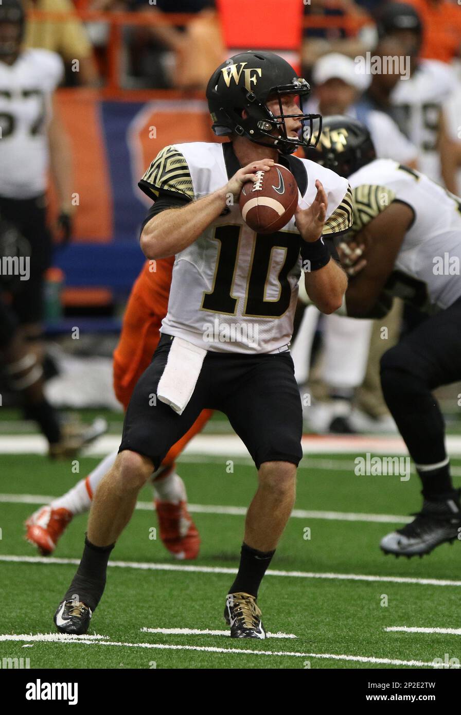 12 September 2015: Wake Forest Demon Deacons quarterback John Wolford passes during ncaa football game between Wake Forest Demon Deacons and Syracuse Orange at the Carrier Dome in Syracuse, NY. (Icon Sportswire via AP Images) Stockfoto