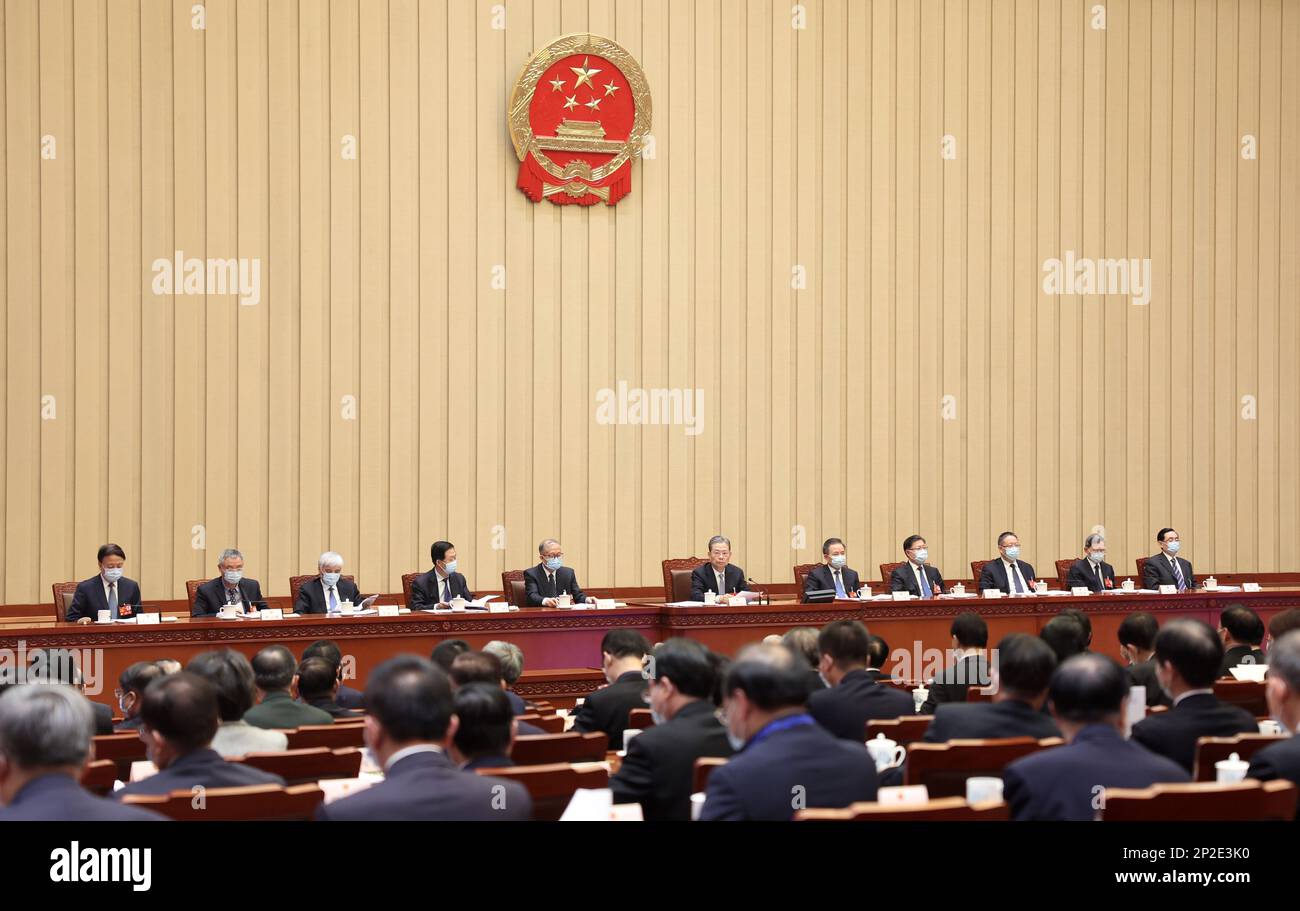 Peking, China. 4. März 2023. Die erste Sitzung des Präsidiums der ersten Sitzung des 14. Nationalen Volkskongresses (NPC) findet am 4. März 2023 in der Großen Volkshalle in Peking, Hauptstadt Chinas, statt. Kredit: Ju Peng/Xinhua/Alamy Live News Stockfoto