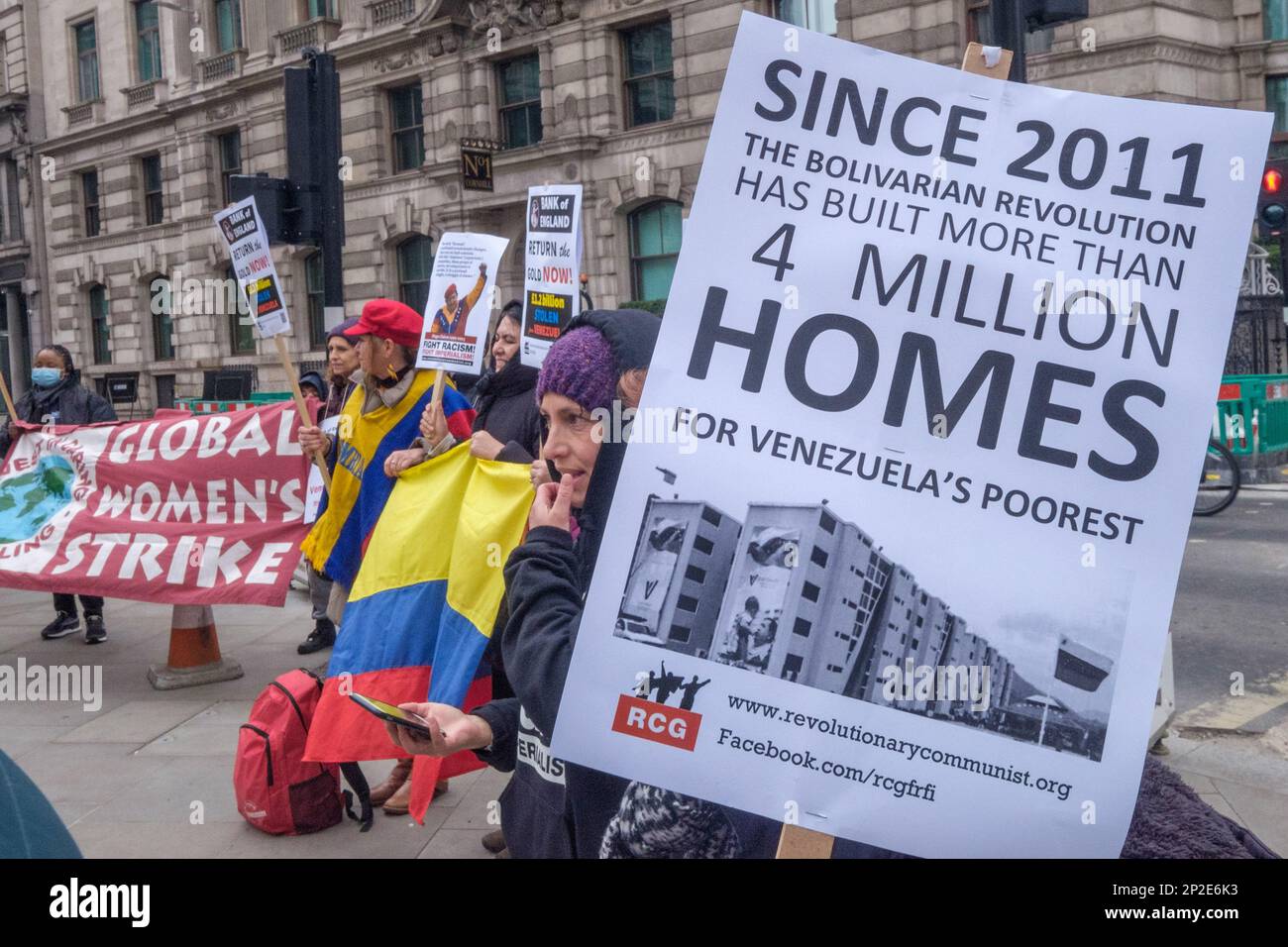 London, Großbritannien. 4. März 2023. Ein Protest bei der Bank von England am 10. Todestag von Hugo Chavez verlangte, dass sie die 31 Tonnen Venezuelas Gold in ihre Gewölbe zurückgeben. Die britische Regierung hat sich geweigert, die gewählte Regierung Venezuelas anzuerkennen, und besteht darauf, dass das Gold der Opposition unter der Führung von Juan Guaido gehört, deren Interimspräsidentschaft von der demokratisch gewählten Nationalversammlung aufgelöst wurde. Peter Marshall/Alamy Live News Stockfoto