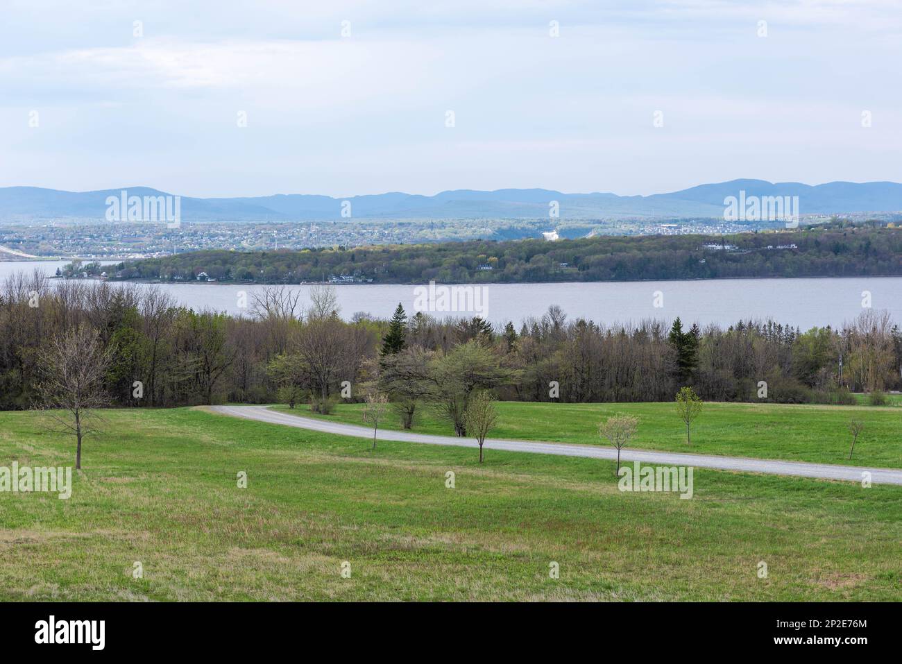Pointe de la Martiniere Parc von Levis mit der Insel Orleans und den Montmorency Wasserfällen (Levis, Chaudiere-Appalaches, Quebec) im Hintergrund Stockfoto