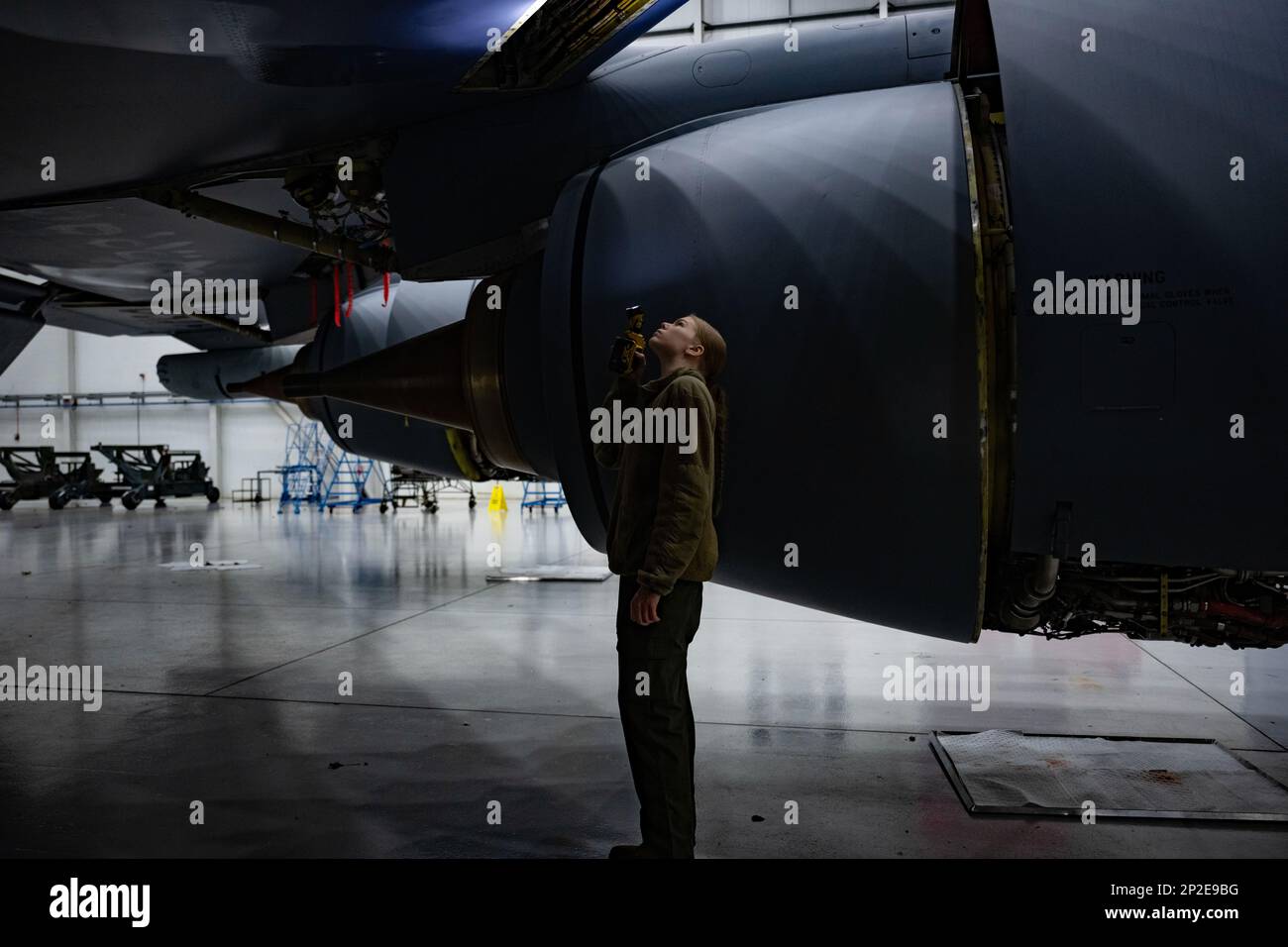 USA Air Force Airman 1. Class Rachel Bachert, 100. Maintenance Squadron Aircraft Structural Maintenance Journeyman, inspiziert Hydraulikleitungen eines KC-135 Stratotanker Aircraft, das dem 100. Air Tanken Flügel bei Royal Air Force Mildenhall, England, zugewiesen wurde, 9. Januar 2023. Das Hydrauliksystem des Flugzeugs pumpt Flüssigkeiten durch Rohre und Kanäle als mechanische Steuerungsquelle. Stockfoto