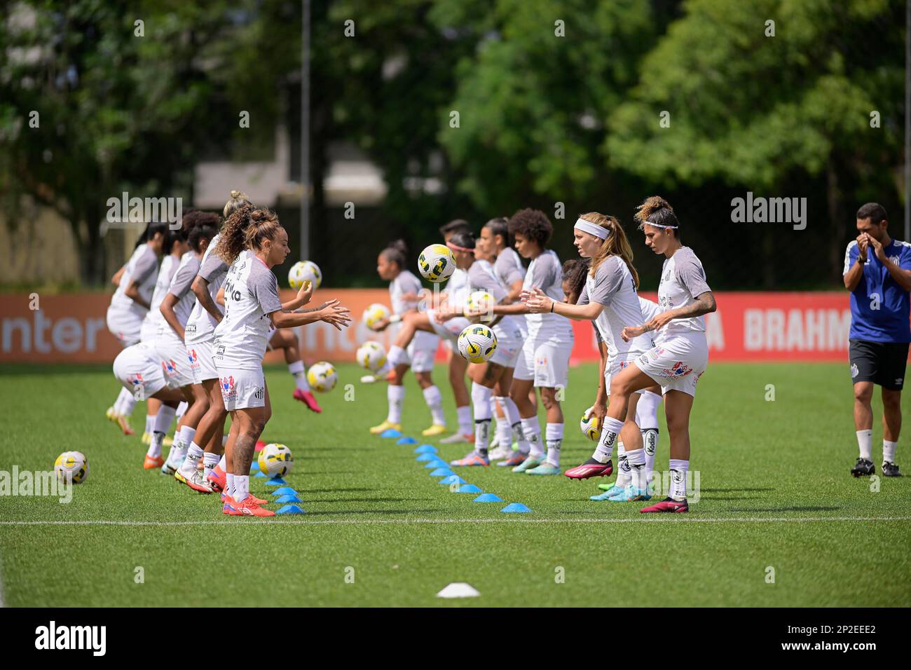 Curitiba, Brasilien. 04. März 2023. Aufwärmen für Athletico und Santos während Athletico und Coritiba. Das Spiel gilt für die 2. Runde der brasilianischen Meisterschaft A1. CAT Caju Mini-Stadion in Curitiba, Paraná. Kredit: Reinaldo Reginato/FotoArena/Alamy Live News Stockfoto