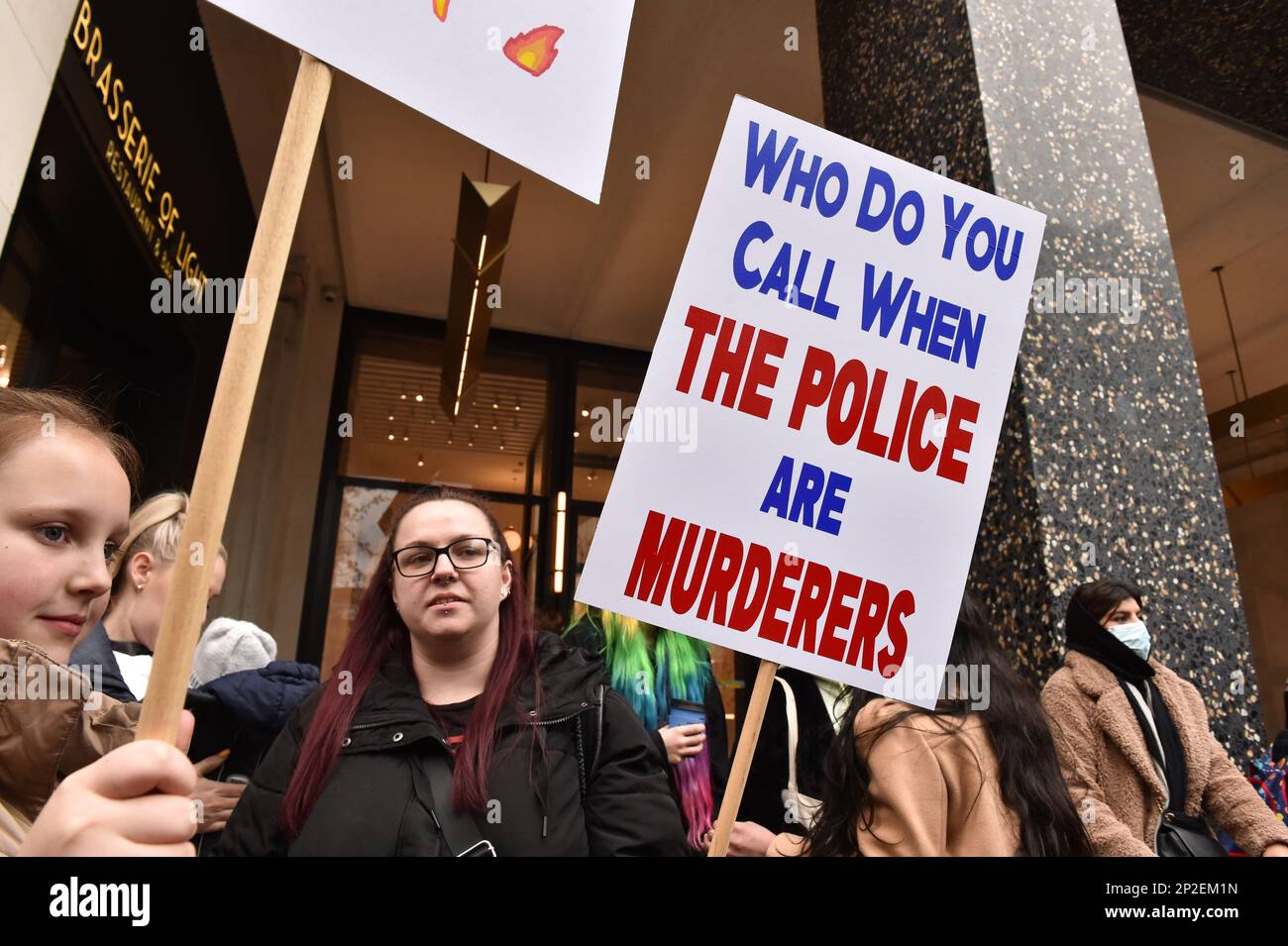 London, UK, 4. März 2023. Hunderte von Frauen marschierten durch das Zentrum Londons bei einer jährlichen Kundgebung von "Women Rise" gegen Gewalt gegen Frauen. Kredit: Thomas Krych/Alamy Live News Stockfoto