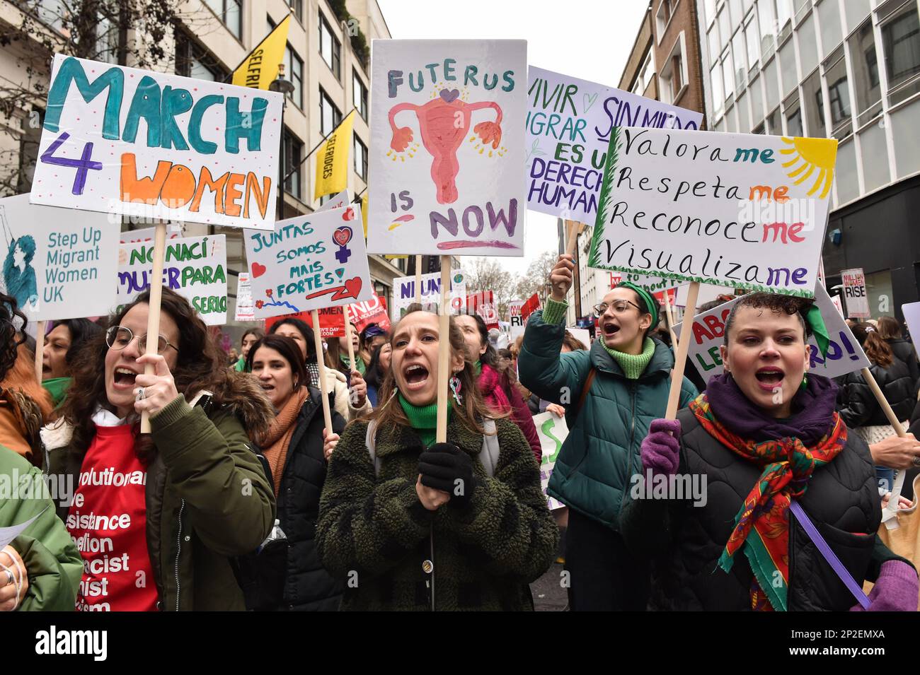 London, UK, 4. März 2023. Hunderte von Frauen marschierten durch das Zentrum Londons bei einer jährlichen Kundgebung von "Women Rise" gegen Gewalt gegen Frauen. Kredit: Thomas Krych/Alamy Live News Stockfoto