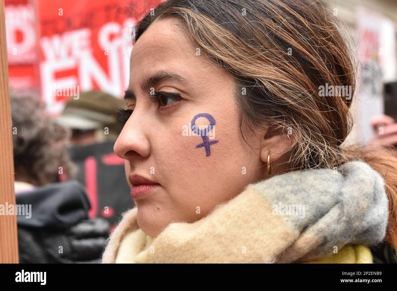 London, UK, 4. März 2023. Hunderte von Frauen marschierten durch das Zentrum Londons bei einer jährlichen Kundgebung von "Women Rise" gegen Gewalt gegen Frauen. Kredit: Thomas Krych/Alamy Live News Stockfoto
