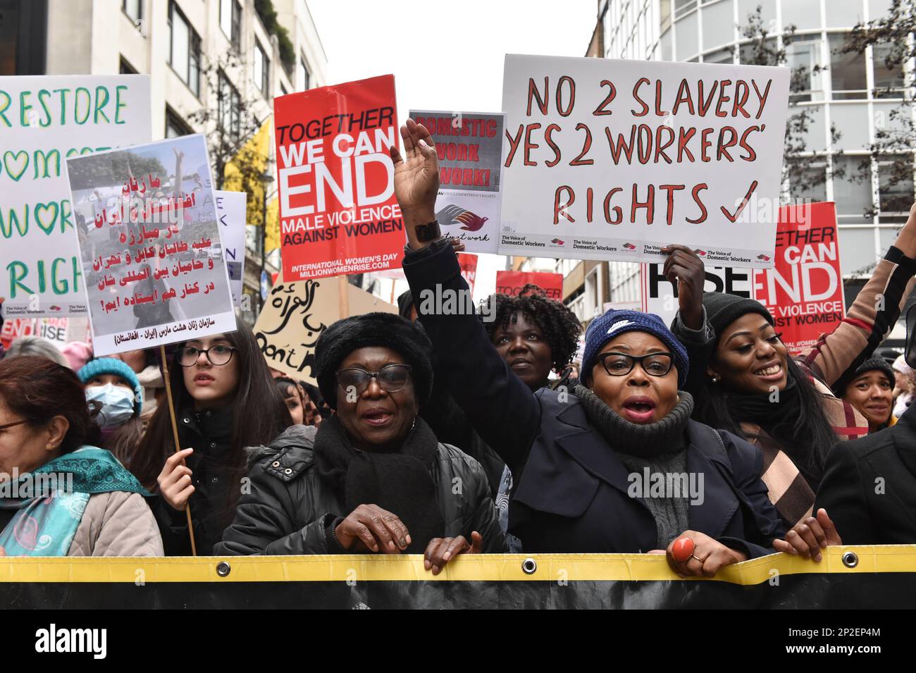 London, UK, 4. März 2023. Hunderte von Frauen marschierten durch das Zentrum Londons bei einer jährlichen Kundgebung von "Women Rise" gegen Gewalt gegen Frauen. Kredit: Thomas Krych/Alamy Live News Stockfoto