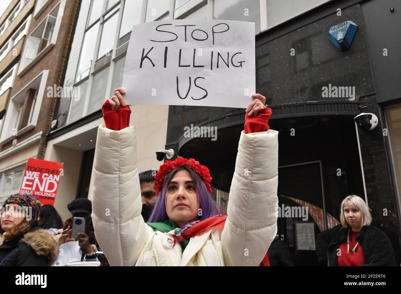 London, UK, 4. März 2023. Hunderte von Frauen marschierten durch das Zentrum Londons bei einer jährlichen Kundgebung von "Women Rise" gegen Gewalt gegen Frauen. Kredit: Thomas Krych/Alamy Live News Stockfoto