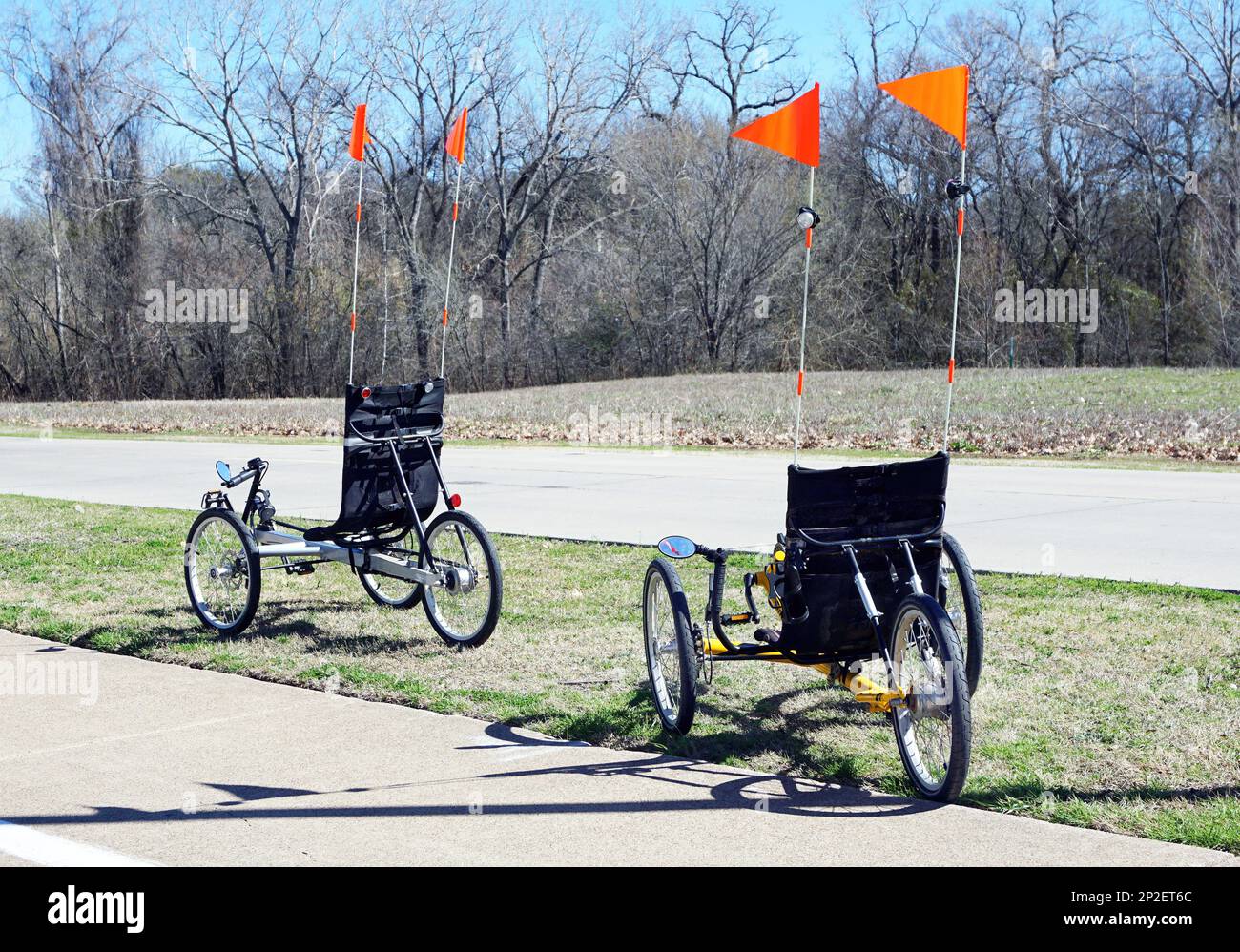 Ein Paar Liegefahrräder mit drei Rädern auf dem Park Trail. Stockfoto