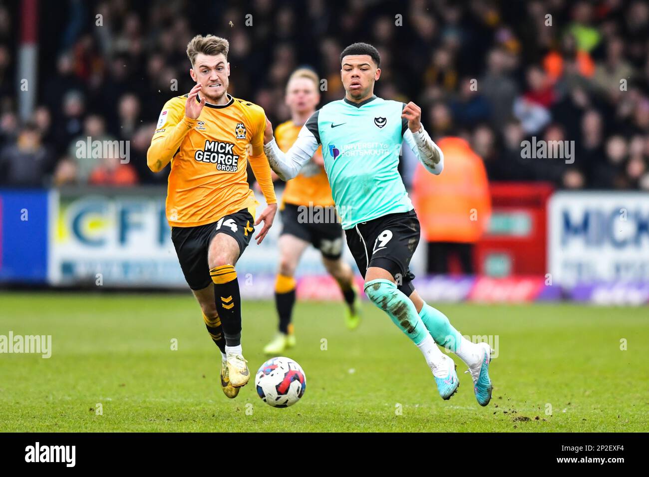 Dane Scarlett (19 Portsmouth ) tritt am Samstag, den 4. März 2023, während des Spiels der Sky Bet League 1 zwischen Cambridge United und Portsmouth im R Costings Abbey Stadium in Cambridge an. (Foto: Kevin Hodgson | MI News) Guthaben: MI News & Sport /Alamy Live News Stockfoto