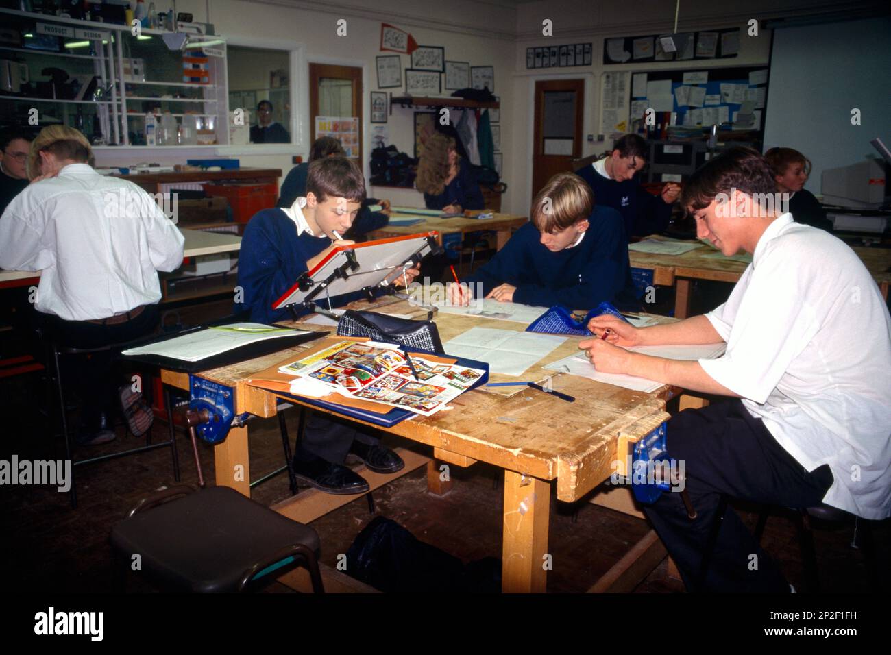 Jungs in Technologie-Grafik-Unterricht an der High School England Stockfoto