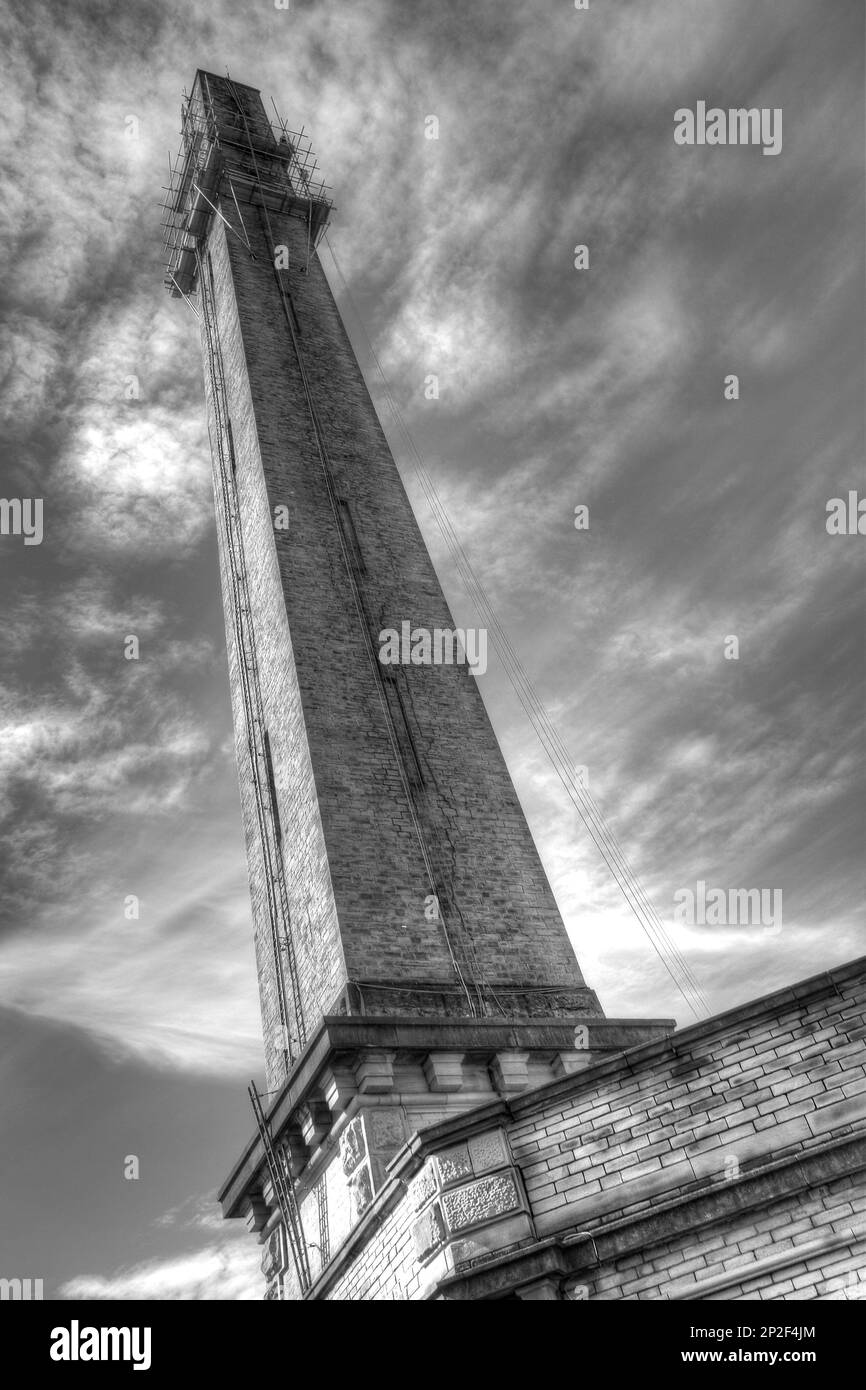 Der Kamin der Hauptmühle in Salts Mill in Saltaire, West Yorkshire, mit Arbeiten am Kamin im Jahr 2012 Stockfoto