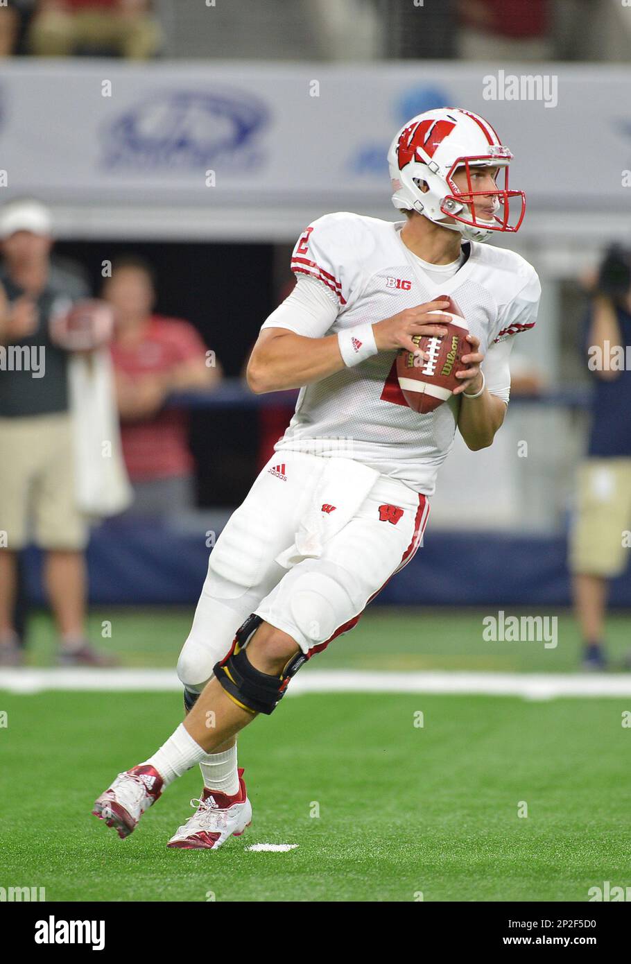 September 05, 2015 Wisconsin Badgers quarterback Joel Stave (2) drops