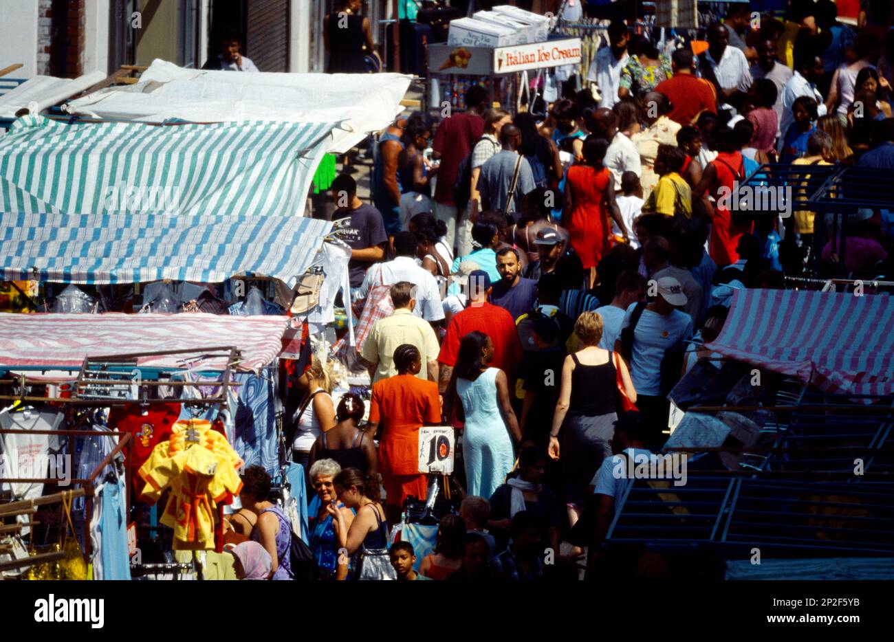 Petticoat Lane London England Multi-Cultural Crowd im Market Stockfoto