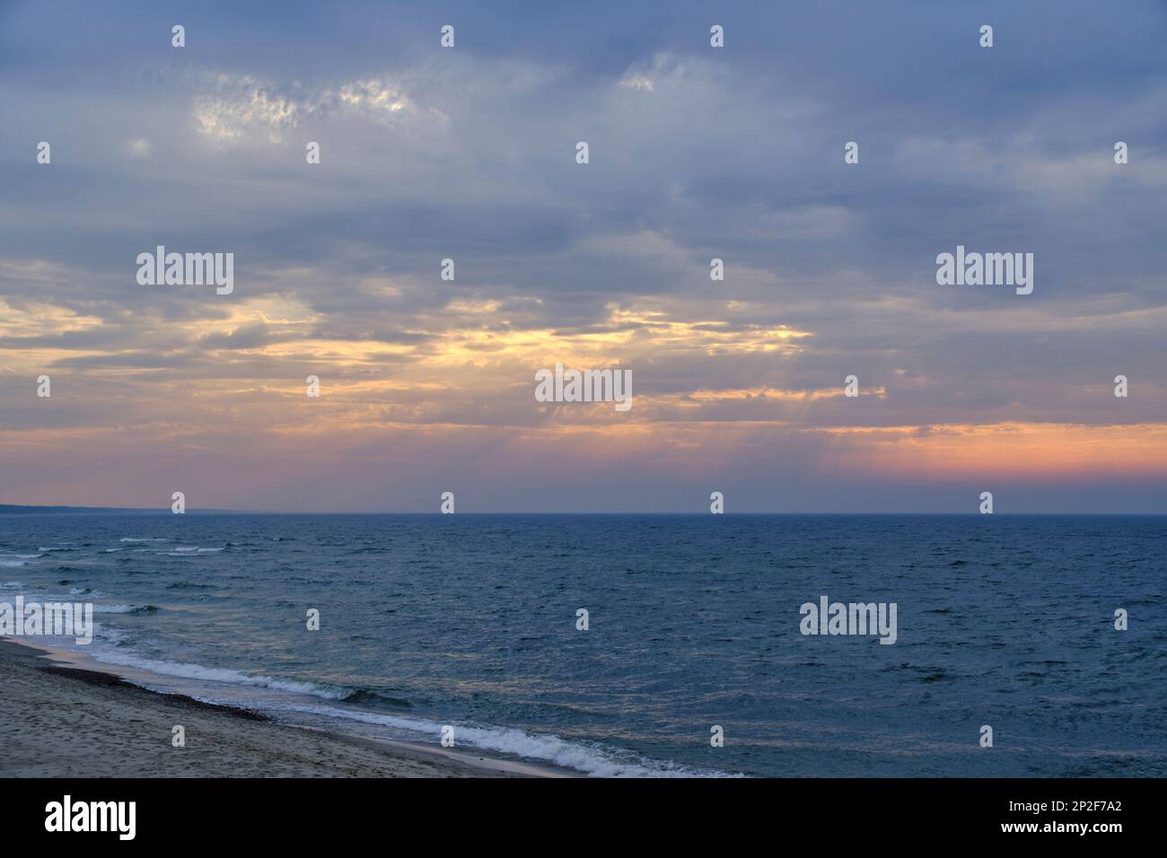 Sonnenuntergang am Sandstrand der Ostsee Stockfoto