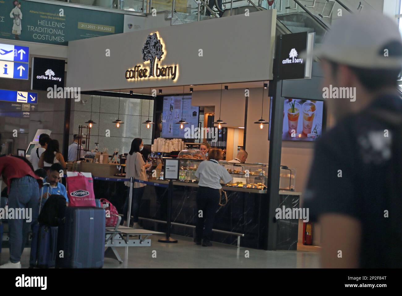 Athen Griechenland Internationaler Flughafen Athen (AIA) Eleftherios Venizelos Leute kaufen Kaffee bei Coffee Berry Stockfoto