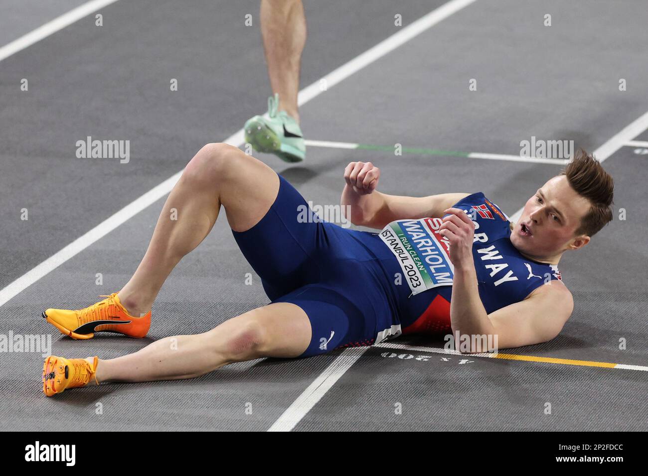 Istanbul, Türkei. 04. März 2023. Leichtathletik/Halle: Europameisterschaft, 400 Meter, Männer, Finale: Gewinner Karsten Warholm aus Norwegen fällt hinter die Ziellinie. Kredit: Oliver Weiken/dpa/Alamy Live News Stockfoto