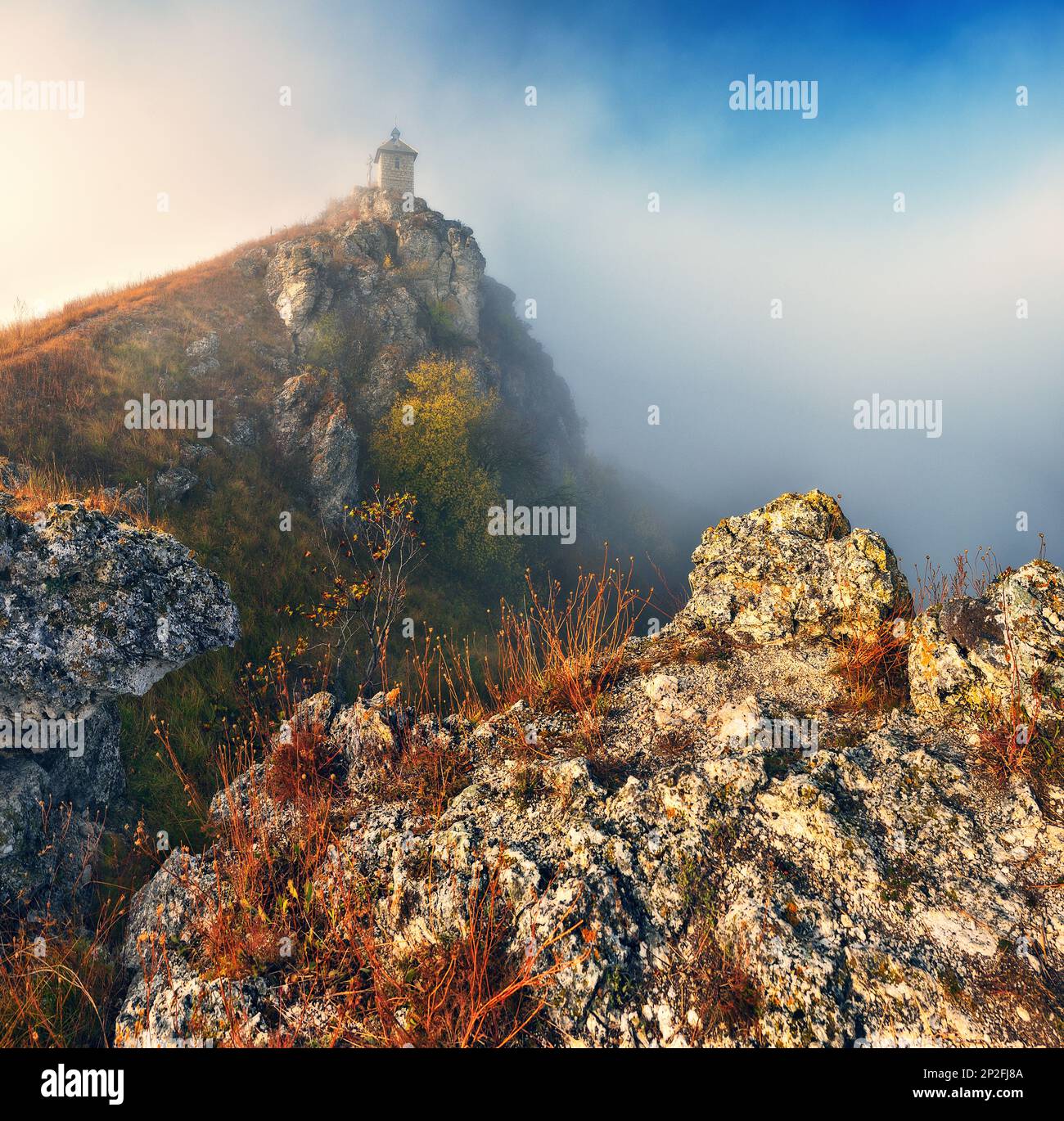 Nebel im Canyon. Herbstmorgen im Dnister-Flusstal. Art der Ukraine Stockfoto