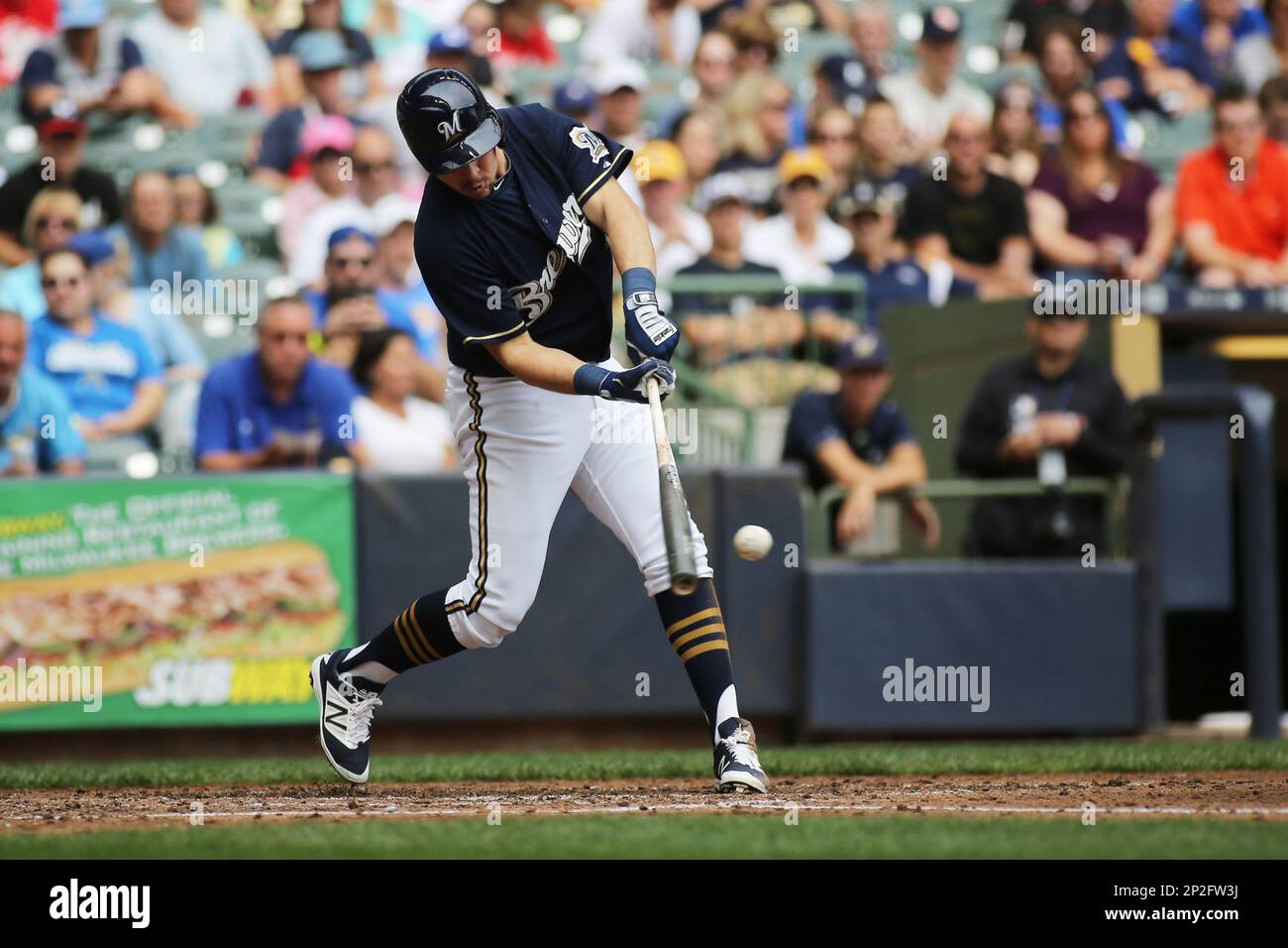 August 30, 2015: Milwaukee Brewers Infield Hernan Perez (14) [9393] hits the ball during the Cincinnati Reds game versus the Milwaukee Brewers at Miller Park, in Milwaukee, WI. (Icon Sportswire via AP Images) Stockfoto