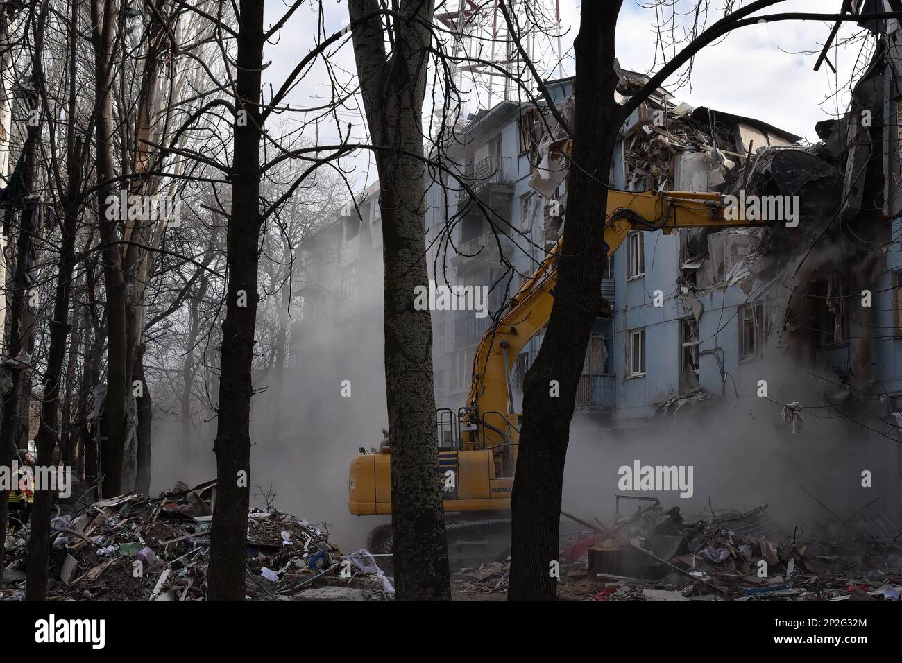 Mitarbeiter des ukrainischen staatlichen Rettungsdienstes inspizieren ein beschädigtes Haus, nachdem der russische Bombenanschlag in Zaporizhia getroffen wurde. Die Leichen von 10 Toten, darunter ein Kind, wurden aus den Trümmern eines Hauses geborgen, das von einer russischen Rakete getroffen wurde. Der staatliche Notdienst meldete dies am 4. März. 11 Menschen wurden gerettet. Zwei Katzen und ein Hund wurden während der Trümmerentfernung gerettet. Die Rettungsaktion ist im Gange. Stockfoto