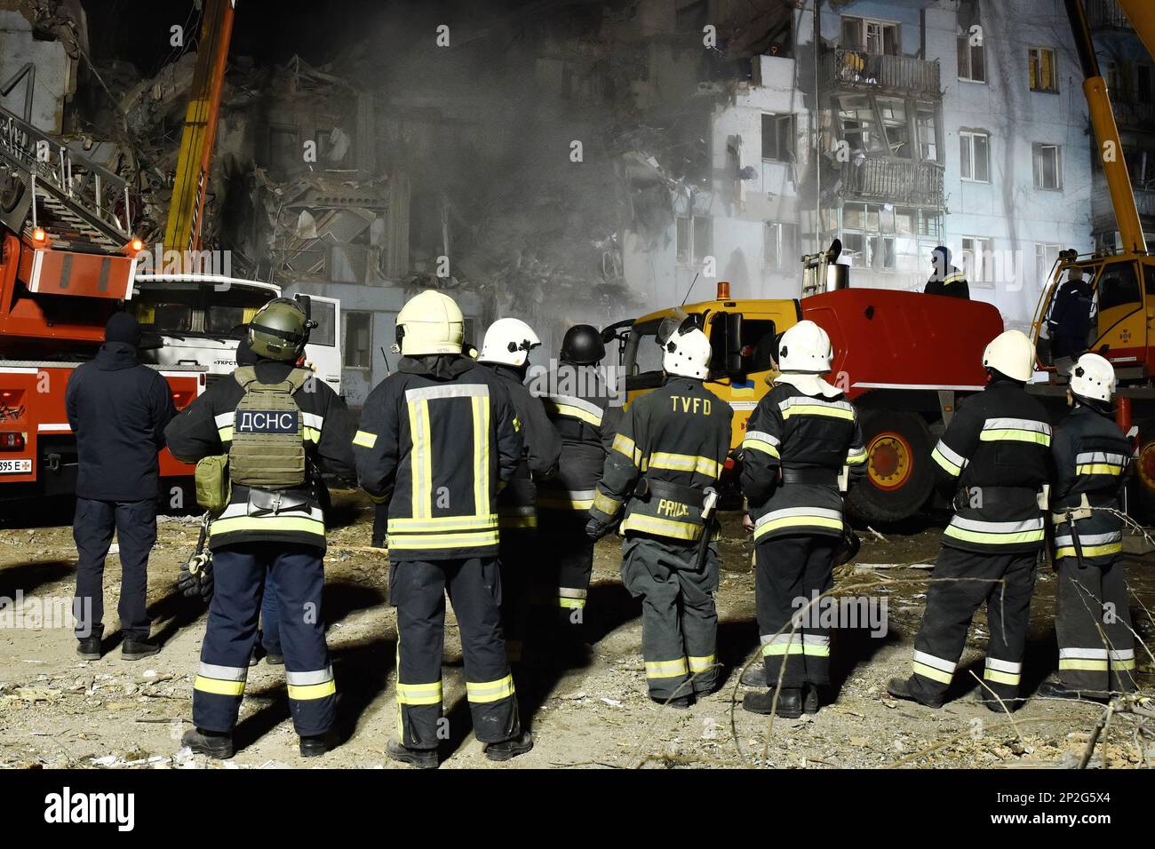 Zaporischschien, Ukraine. 02. März 2023. Mitarbeiter des ukrainischen staatlichen Rettungsdienstes inspizieren ein beschädigtes Haus, nachdem der russische Bombenanschlag in Zaporizhia getroffen wurde. Die Leichen von 10 Toten, darunter ein Kind, wurden aus den Trümmern eines Hauses geborgen, das von einer russischen Rakete getroffen wurde. Der staatliche Notdienst meldete dies am 4. März. 11 Menschen wurden gerettet. Zwei Katzen und ein Hund wurden während der Trümmerentfernung gerettet. Die Rettungsaktion ist im Gange. (Foto: Andriy Andriyenko/SOPA Images/Sipa USA) Guthaben: SIPA USA/Alamy Live News Stockfoto