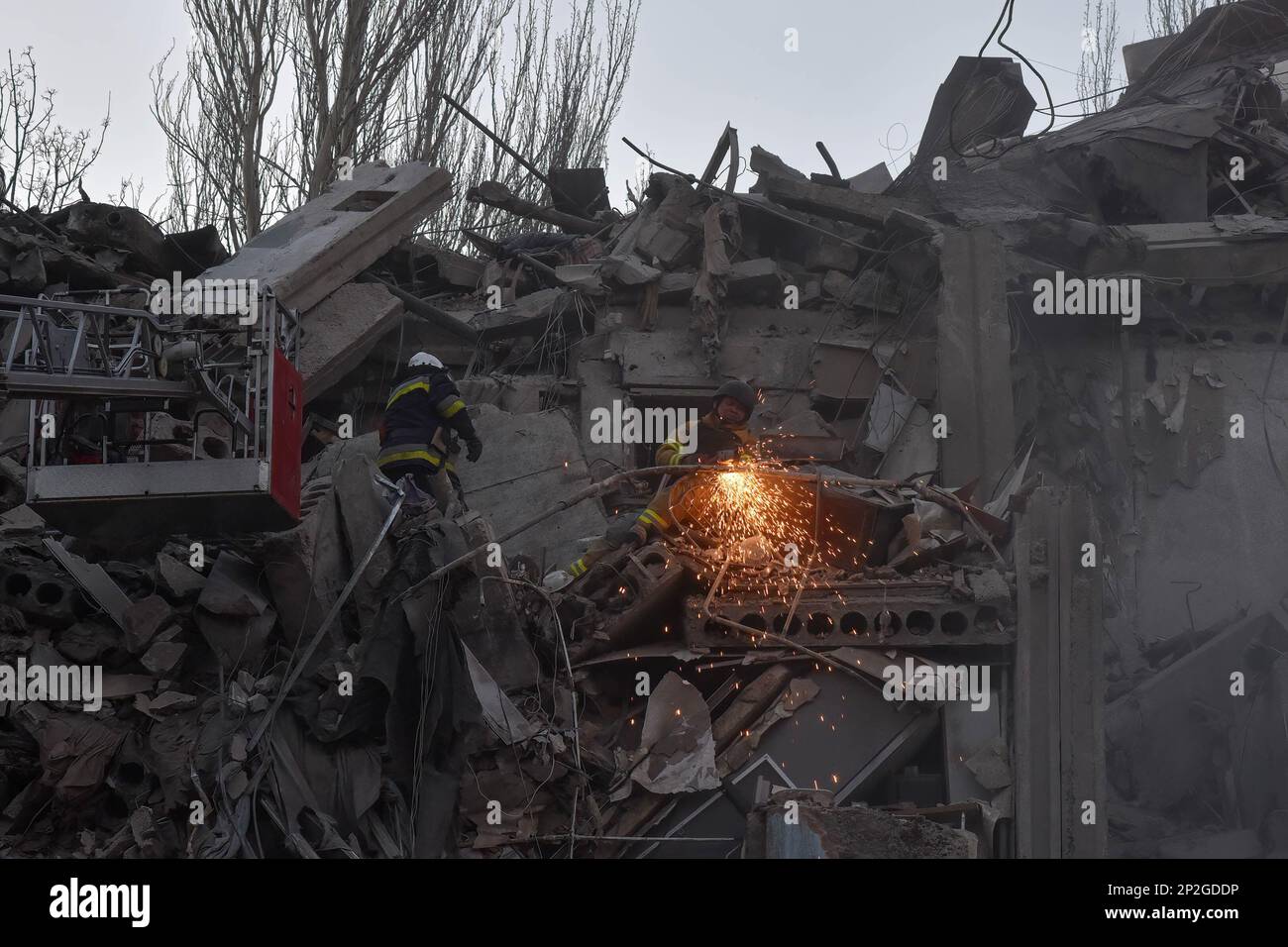 Zaporischschien, Ukraine. 2. März 2023. Mitarbeiter des ukrainischen staatlichen Rettungsdienstes inspizieren ein beschädigtes Haus, nachdem russischer Bombenanschlag in Zaporizhien getroffen wurde. Die Leichen von 10 Toten, darunter ein Kind, wurden aus den Trümmern eines Hauses geborgen, das von einer russischen Rakete getroffen wurde. Der staatliche Notdienst meldete dies am 4. März. 11 Menschen wurden gerettet. Zwei Katzen und ein Hund wurden während der Trümmerentfernung gerettet. Die Rettungsaktion ist im Gange. (Kreditbild: © Andriy Andriyenko/SOPA Images via ZUMA Press Wire) NUR REDAKTIONELLE VERWENDUNG! Nicht für den kommerziellen GEBRAUCH! Stockfoto