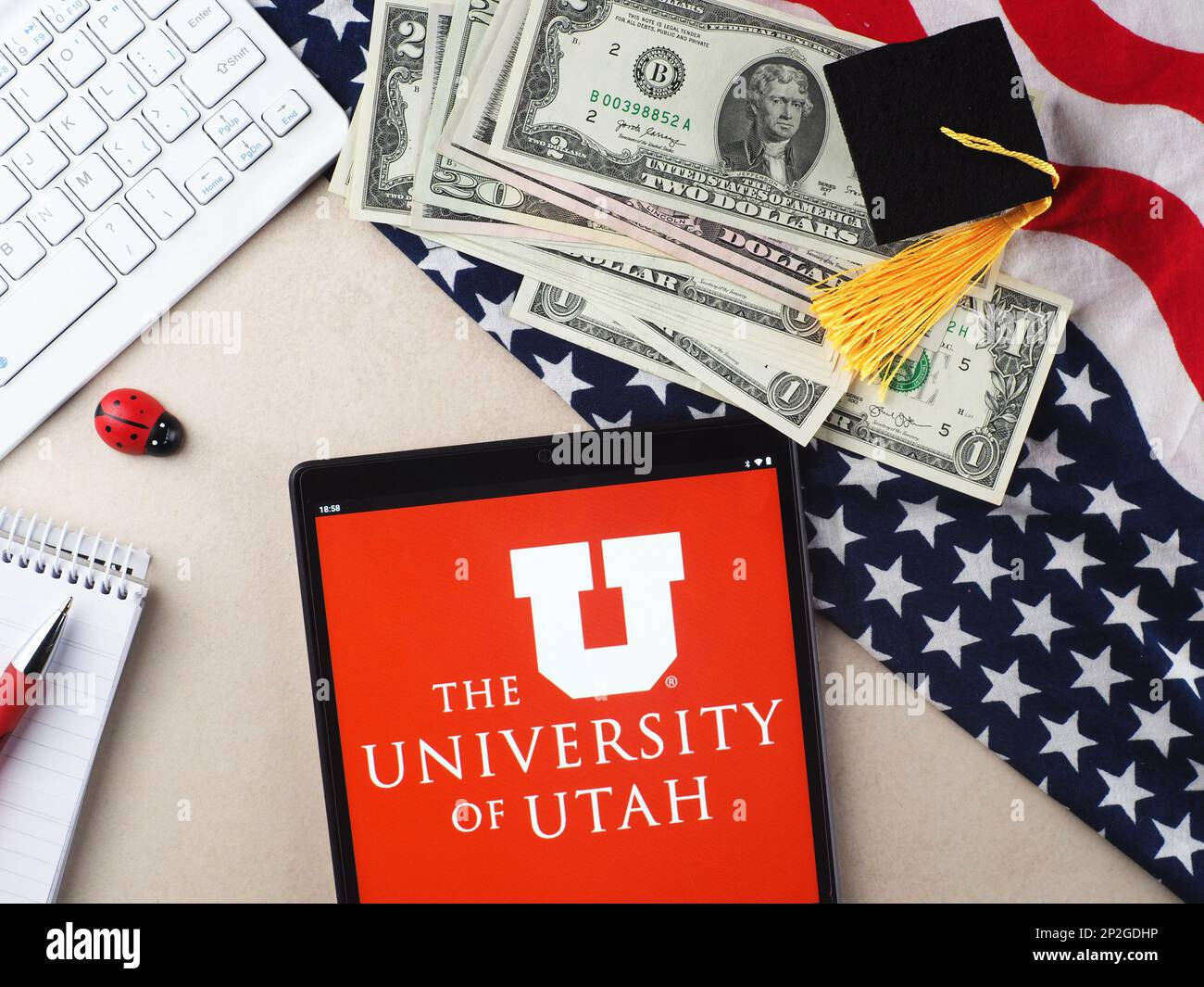 In dieser Fotoabbildung wird das Logo der University of Utah auf einem Tablet angezeigt. Stockfoto