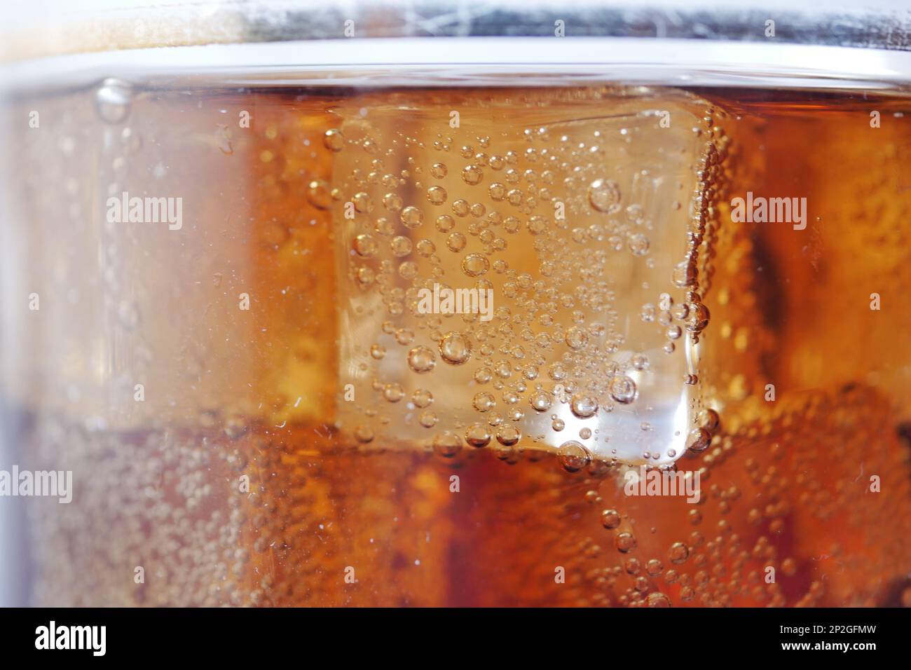 Eistropfen in Glas mit kalten Getränken Stockfoto