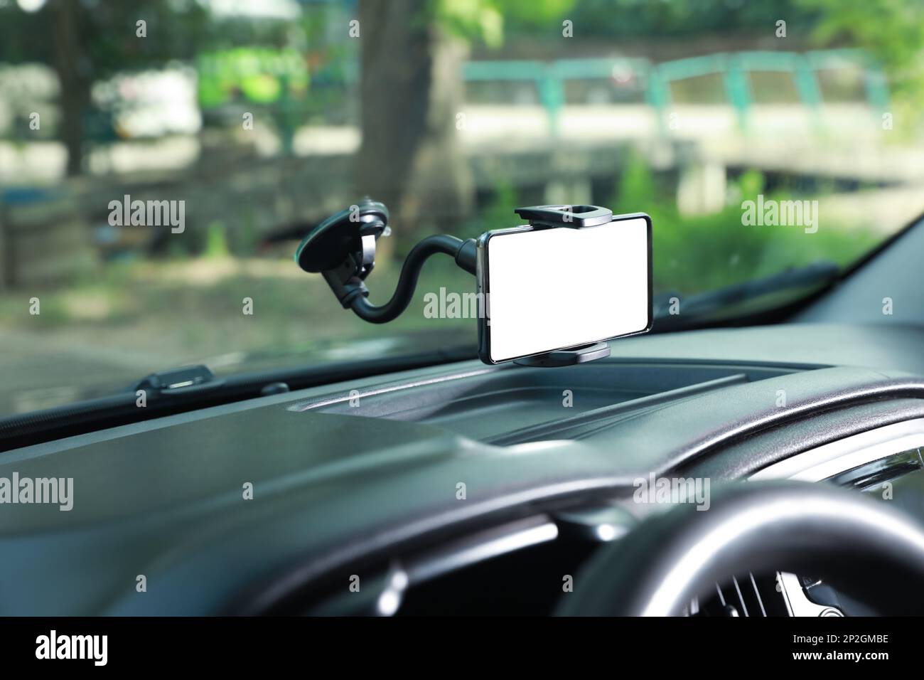 Fahrzeughalter mit modernem Mobiltelefon auf der Windschutzscheibe eines Autos. Modell für Konstruktion Stockfoto