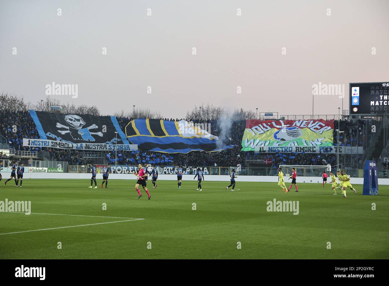 Bergamo, Italien. 04. März 2023. Atalanta-Fans zeigen ihre Unterstützung beim Spiel Atalanta FC gegen Udinese FC, 25° Serie A Tim 2022-23 im Gewiss - Atleti azzurri d'Italia Stadium in Bergamo (BG), Italien, am 04. März 2022. Kredit: Unabhängige Fotoagentur/Alamy Live News Stockfoto