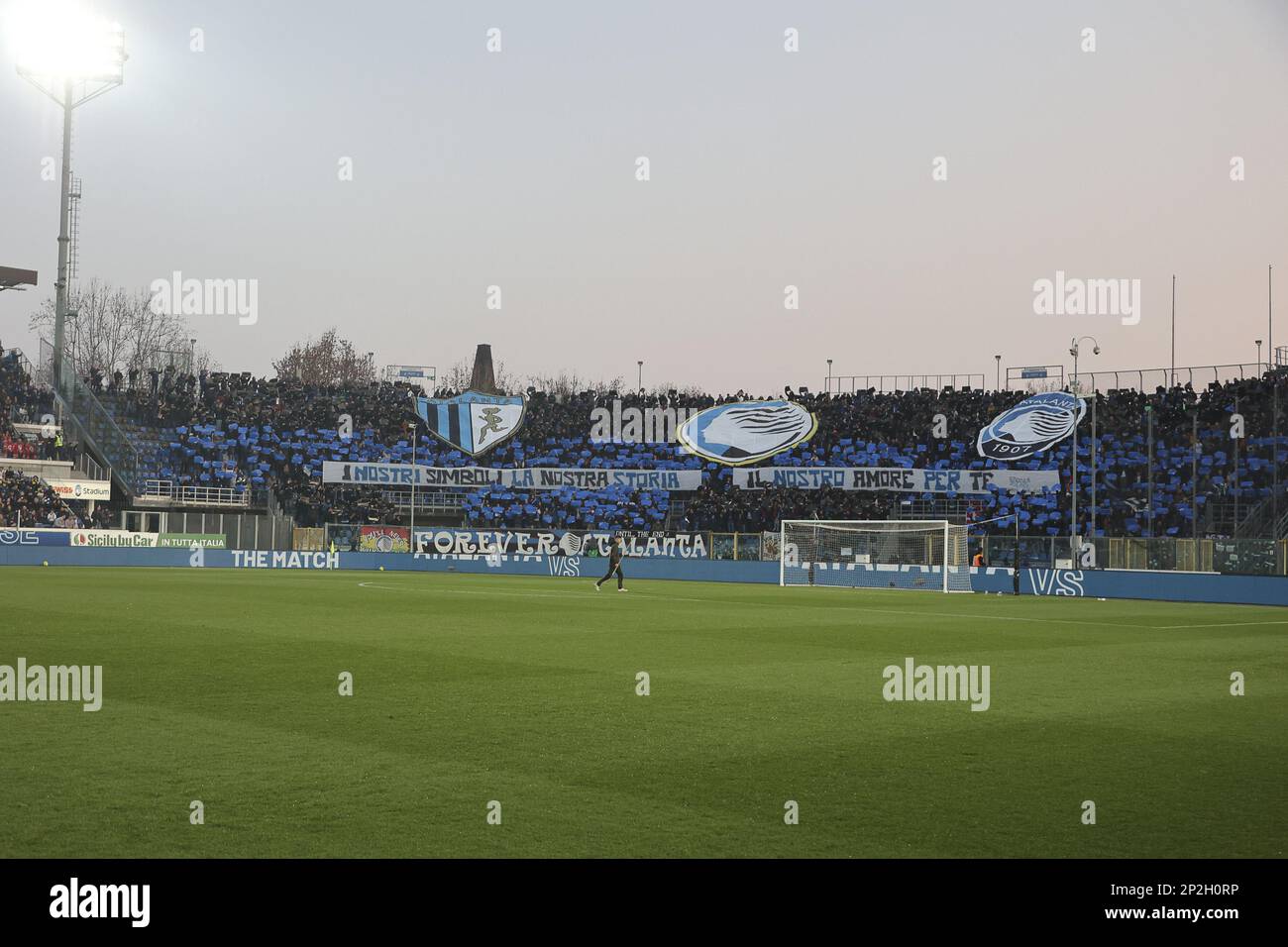 Bergamo, Italien. 04. März 2023. Atalanta-Fans zeigen ihre Unterstützung beim Spiel Atalanta FC gegen Udinese FC, 25° Serie A Tim 2022-23 im Gewiss - Atleti azzurri d'Italia Stadium in Bergamo (BG), Italien, am 04. März 2022. Kredit: Unabhängige Fotoagentur/Alamy Live News Stockfoto
