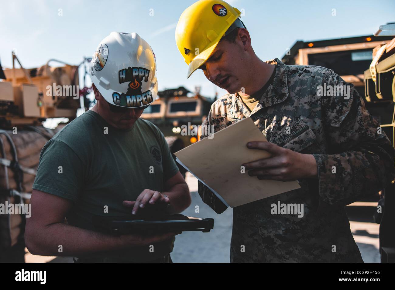 USA Marinekorps CPL. Charles Blue, ein Maschinenmechaniker mit 8. Ingenieurstützungsbataillon, Left, Und CPL. Carter Ayers, ein Fahrzeugwartungstechniker mit 2. Landing Support Bataillon, beide mit Combat Logistics Regiment 27, 2. Marine Logistics Group führt gemeinsame, begrenzte taktische Inspektionen während der Maritime Pre-Positioning Force Exercise (MPFEX) 23 an der Marine Corps Support Facility Blount Island, Florida, am 8. Februar 2023 durch. MPFEX 23 ist eine militärische Übung, die es Marines und Matrosen ermöglicht, gemeinsam militärische Ausrüstung von einem einzigen MPF-Schiff, den USA, zu entladen und zu verarbeiten Stockfoto