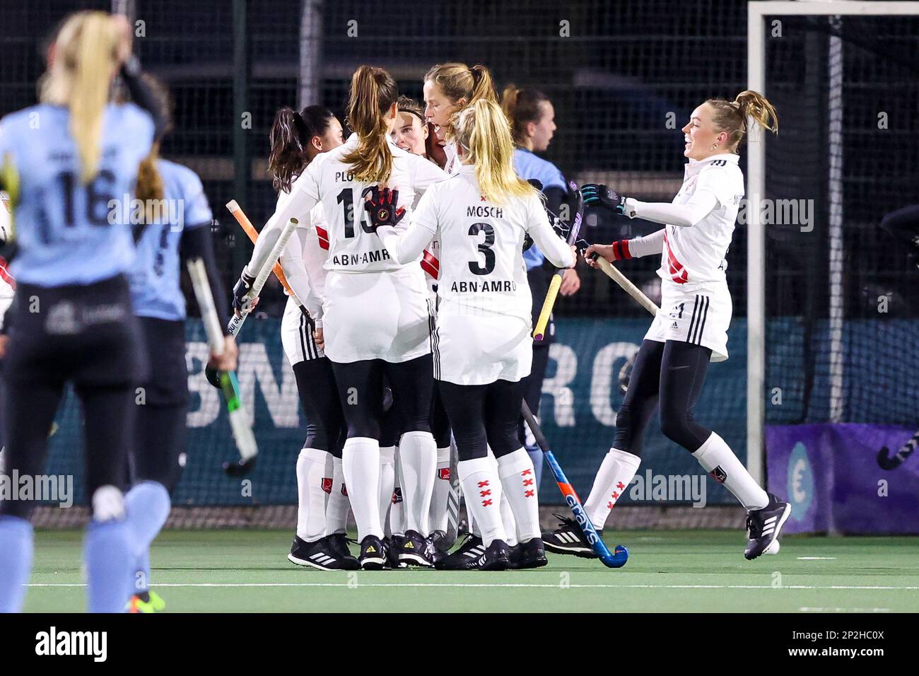 WASSENAAR, NIEDERLANDE - MÄRZ 4: Sabine Plonissen aus Amsterdam D1, Gabrielle Mosch aus Amsterdam D1, feiert nach dem ersten Tor des Teams während des Spiels Tulp Hoofdklasse Dames zwischen HGC D1 und Amsterdam D1 bei Roggewoning am 4. März 2023 in Wassenaar, Niederlande (Foto: Hans van der Valk/Orange Pictures) Stockfoto