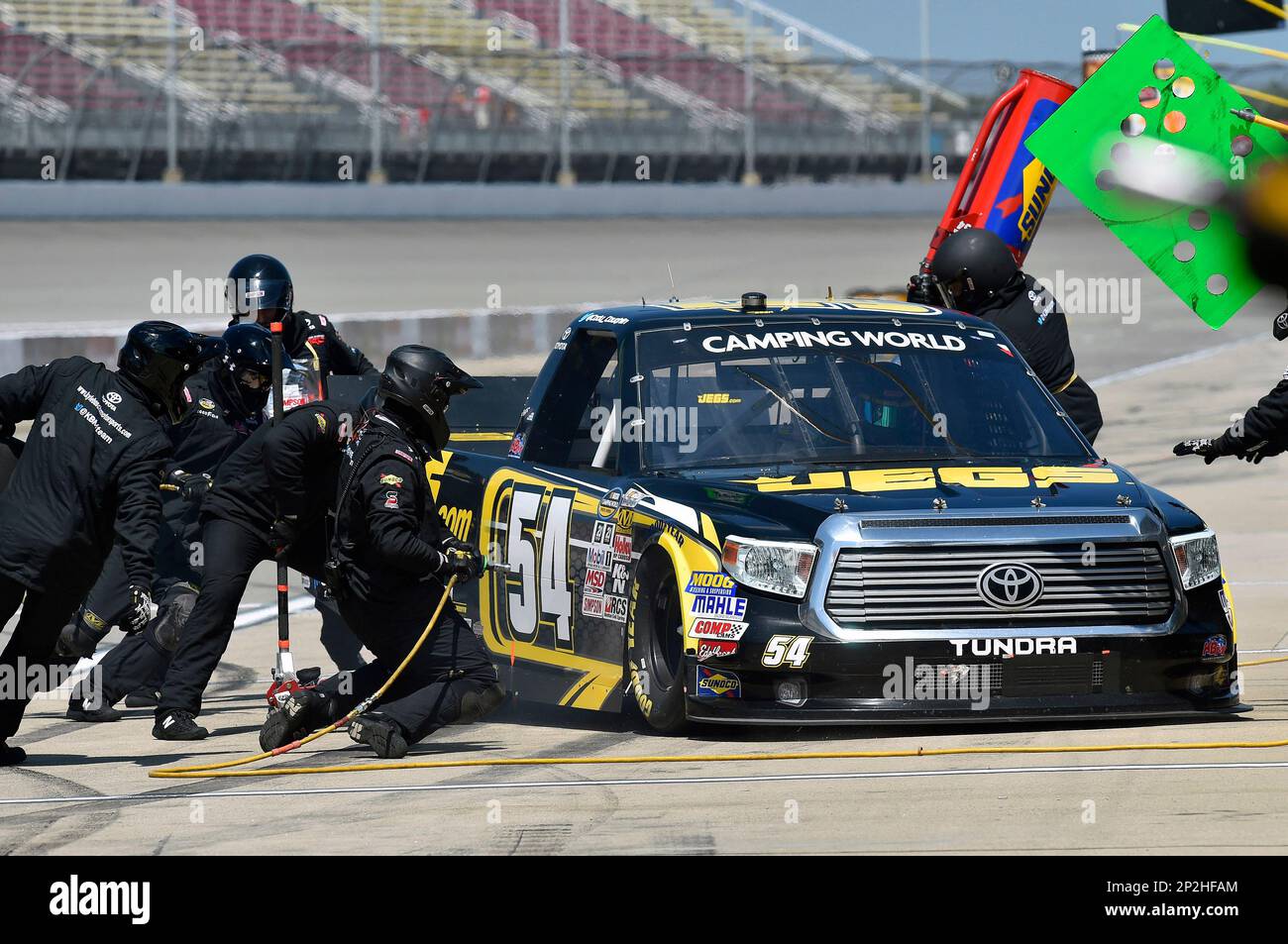 Cody Coughlin pit stop during the NASCAR Camping World Truck Series race Careers for Veterans 200 at Michigan International Speedway, Saturday, June 15, 2015, in Brooklyn, Mich. (AP Photo/NKP, Nigel Kinrade) MANDATORY CREDIT Stockfoto