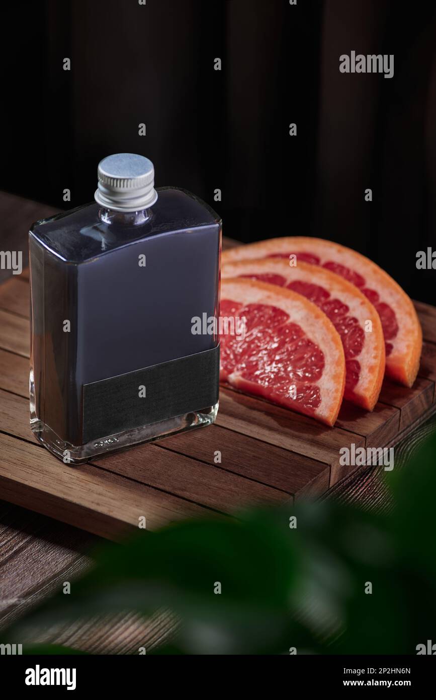 Cocktailglas mit Grapefruit auf einem Holztisch, keine Menschen, Glas, Tüte hoch Stockfoto