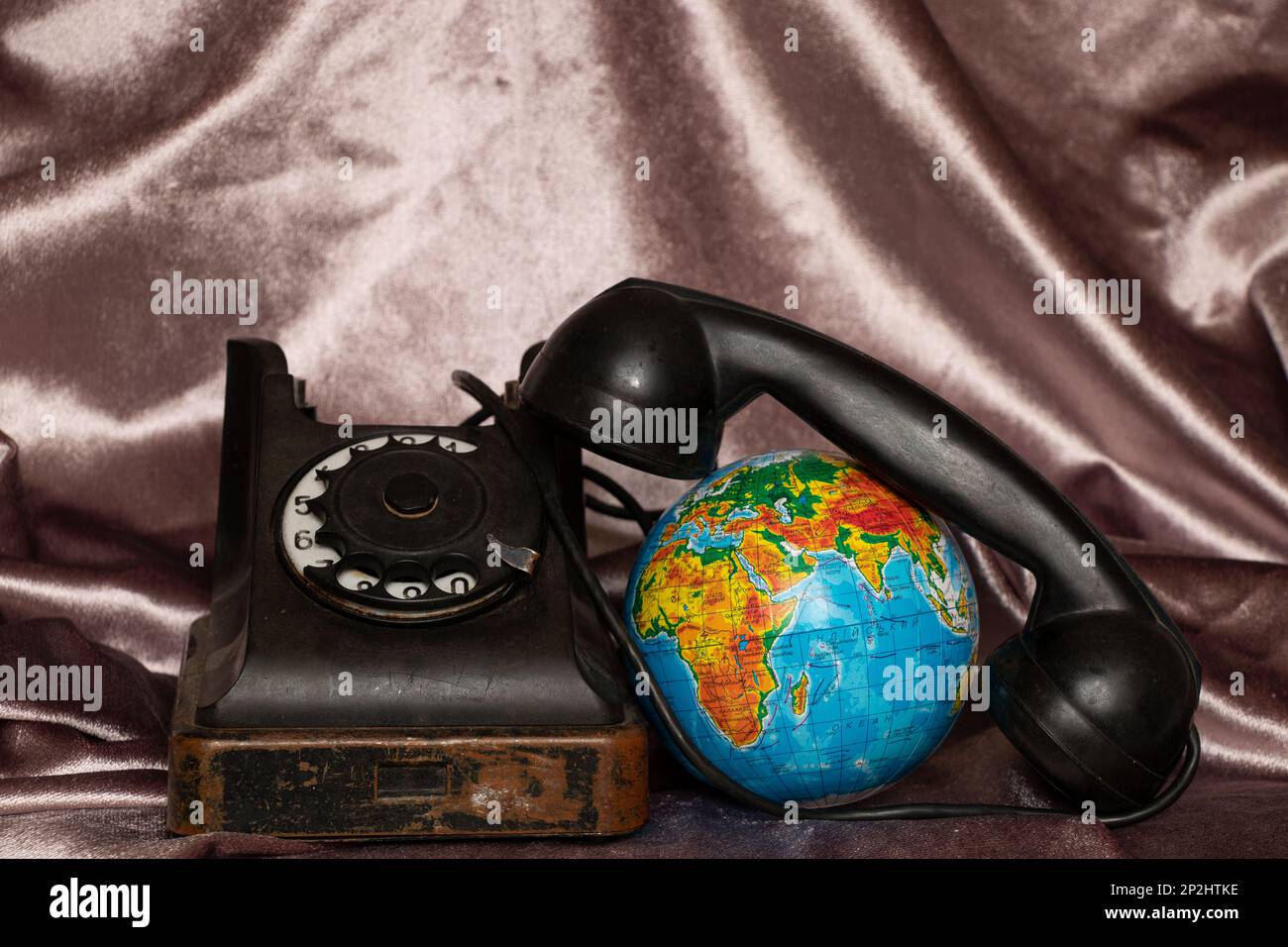 Altes Telefon und Globus in ukrainischer Sprache Stockfoto